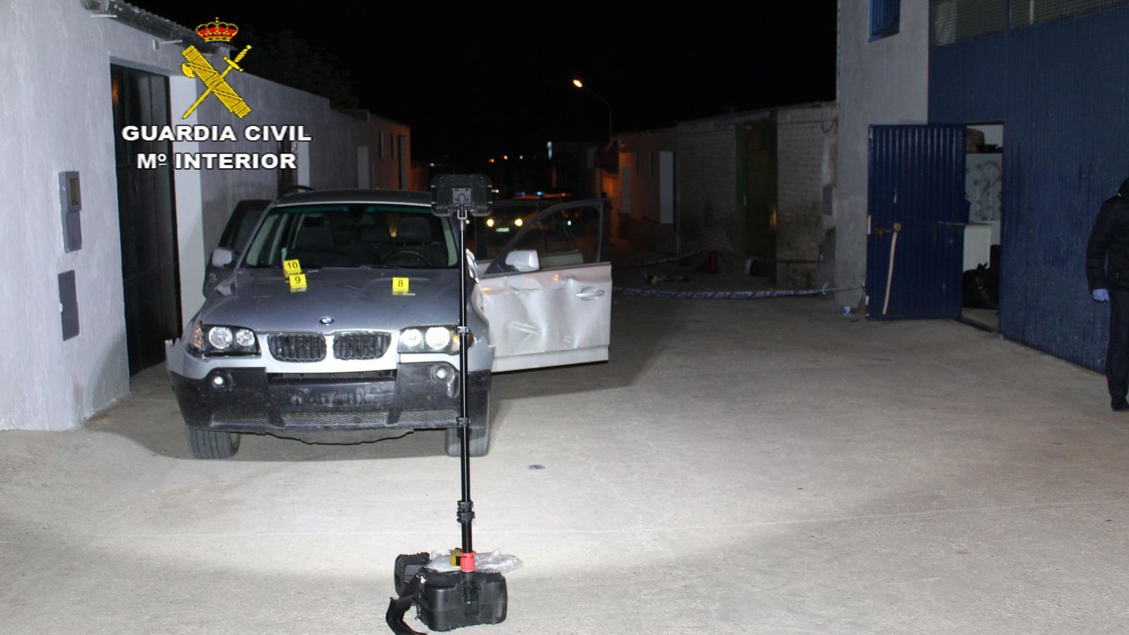 El vehículo de los asaltantes, inspeccionado por la Guardia Civil.