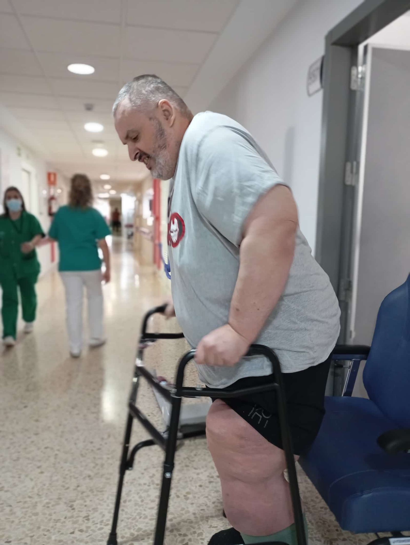 José María, por el pasillo del hospital, donde lleva 10 meses ingresado, en una fotografía facilitada por él mismo.