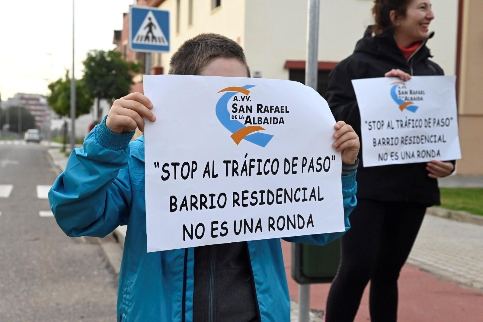 Los vecinos de San Rafael de la Albaida cortan el acceso al barrio por el aumento del tráfico, en imágenes