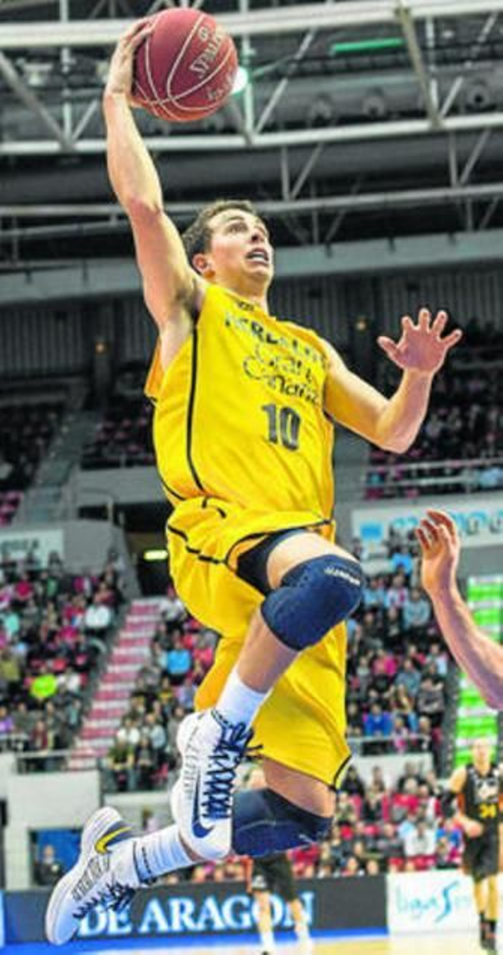 Ryan Toolson entra a canasta en un partido en Zaragoza.