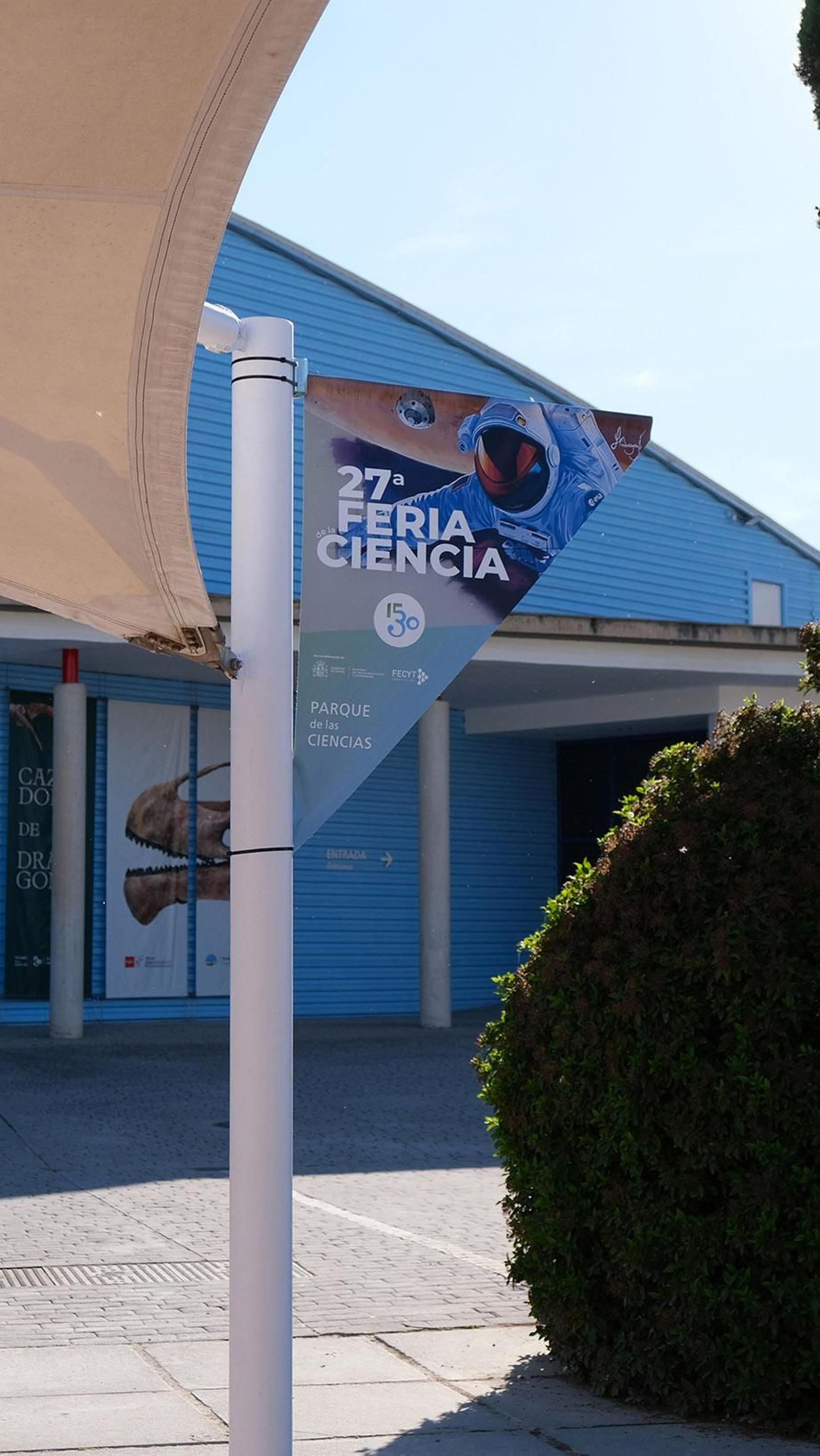 Banderola de la Feria de la Ciencia, en el Parque de las Ciencias.