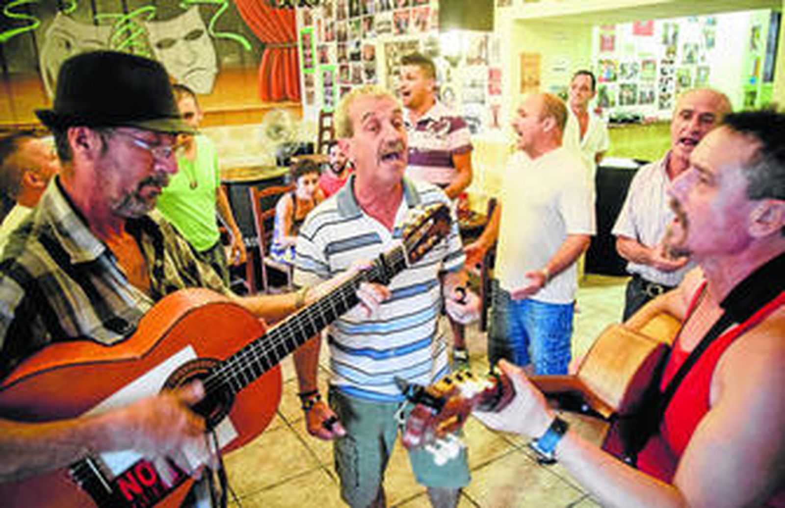 Manuel de Ávila (en el centro) junto a Jerónimo Romero (a su izquierda) ensayando con la peña.