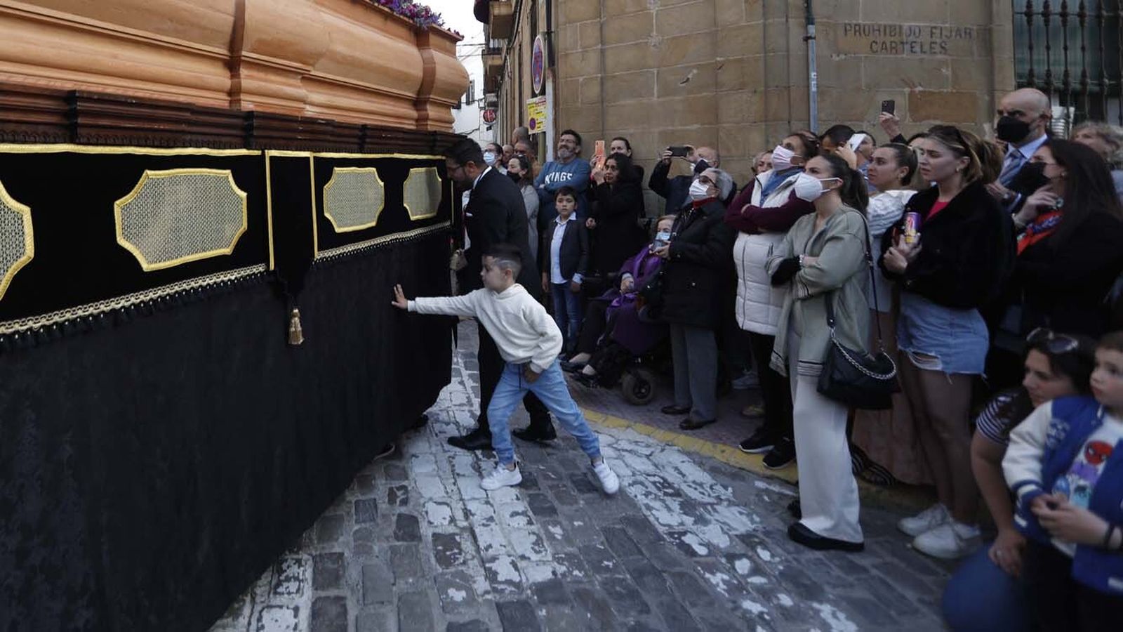 Las imágenes del Viernes Santo en Tarifa: El Santo Entierro