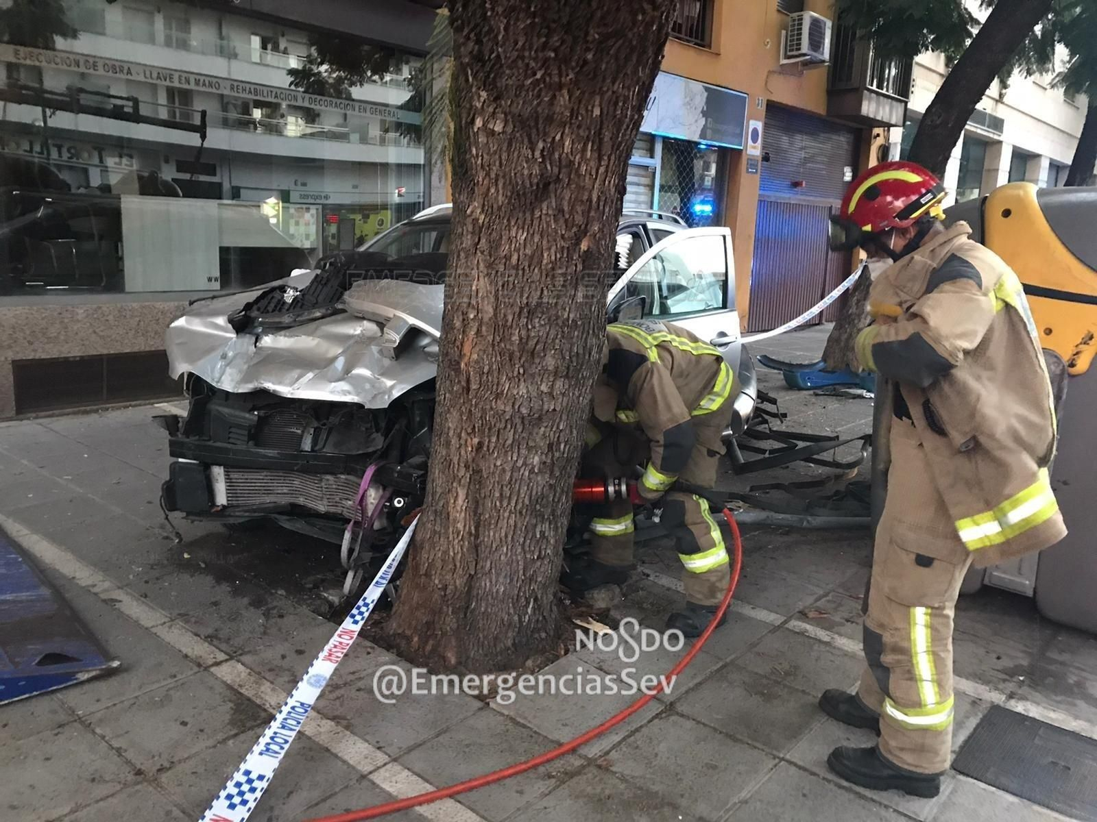Un conductor que duplicaba la tasa de alcohol circula varios metros por la acera en Sevilla