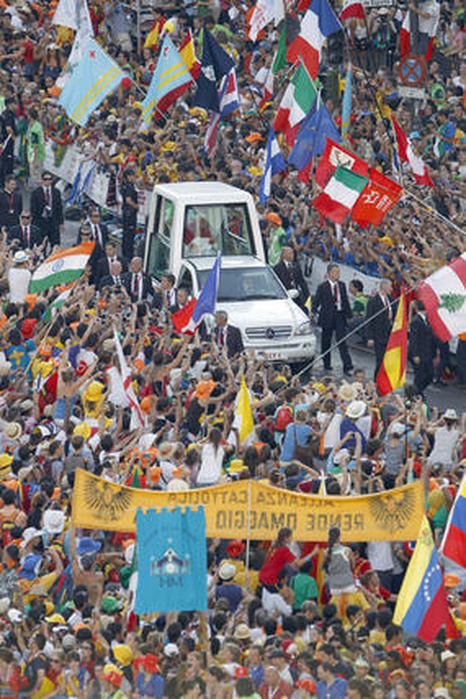 Calles llenas de gente esperando al Papa.

Foto: EFE
