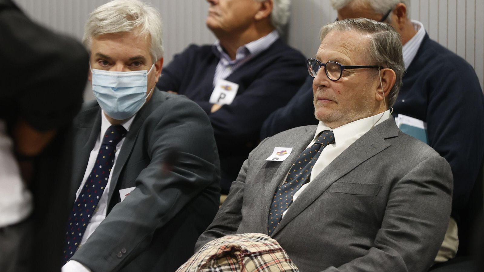 Domingo Enrique Castaño y el funcionario Francisco Amores, en el juicio.