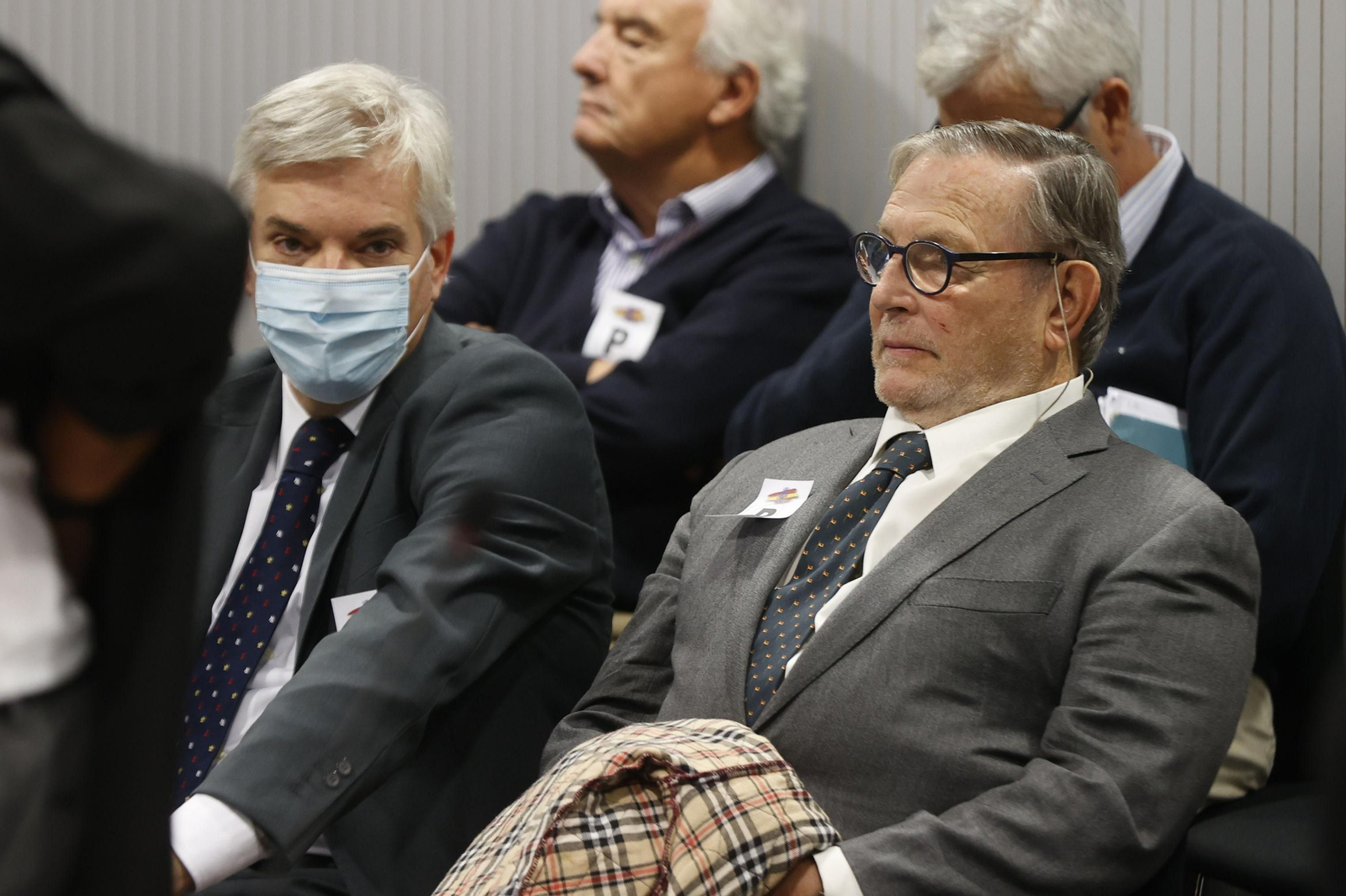 Domingo Enrique Castaño y el funcionario Francisco Amores, en el juicio.