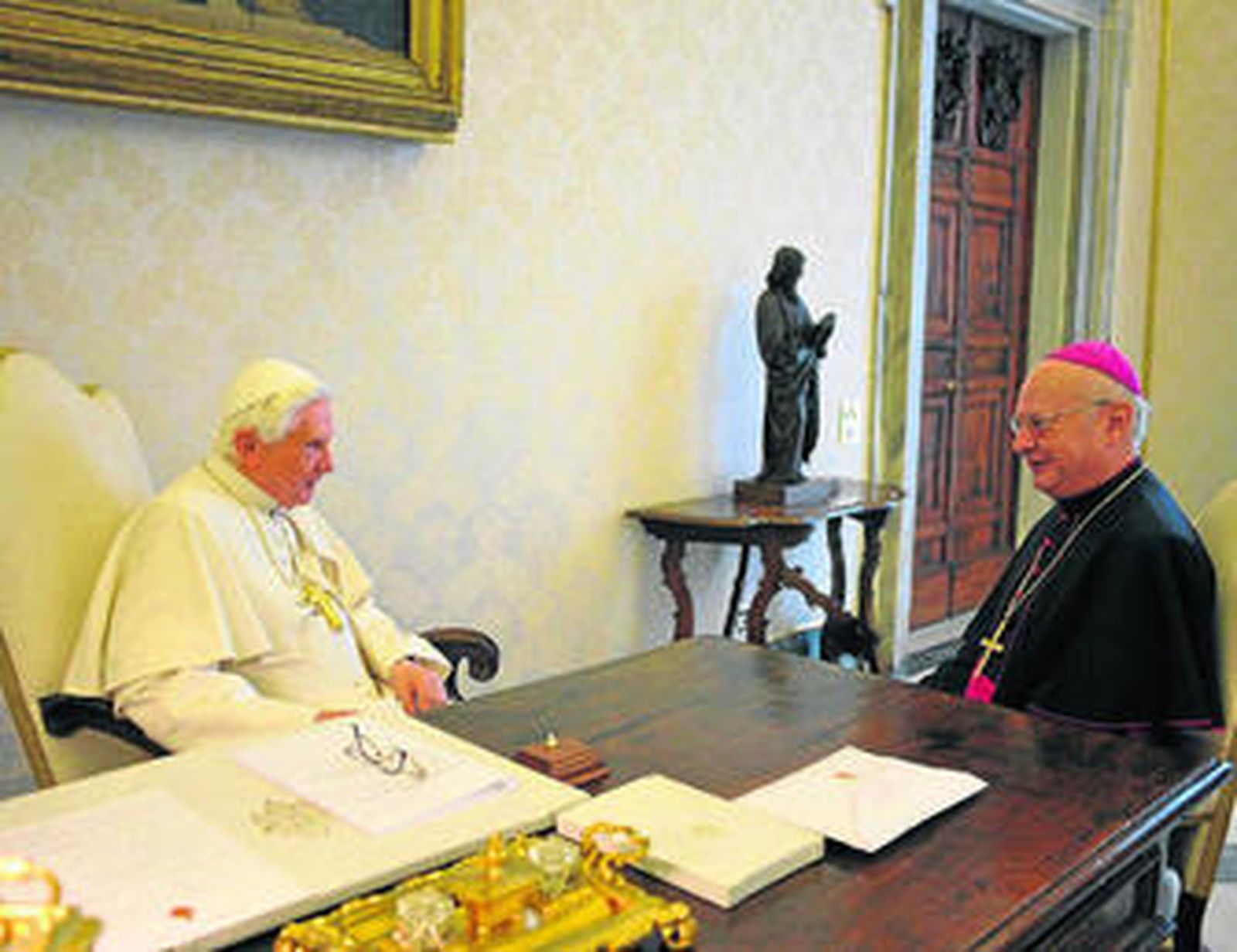 Benedicto XVI durante su reunión con el arzobispo alemán Robert Zollitsch.