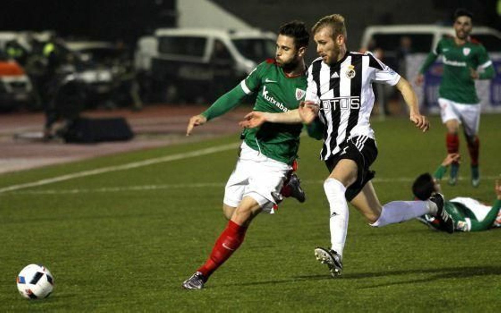 Joe y Kike Sola disputan el balón durante la ida de la recordada eliminatoria Balona-Athletic de 2015