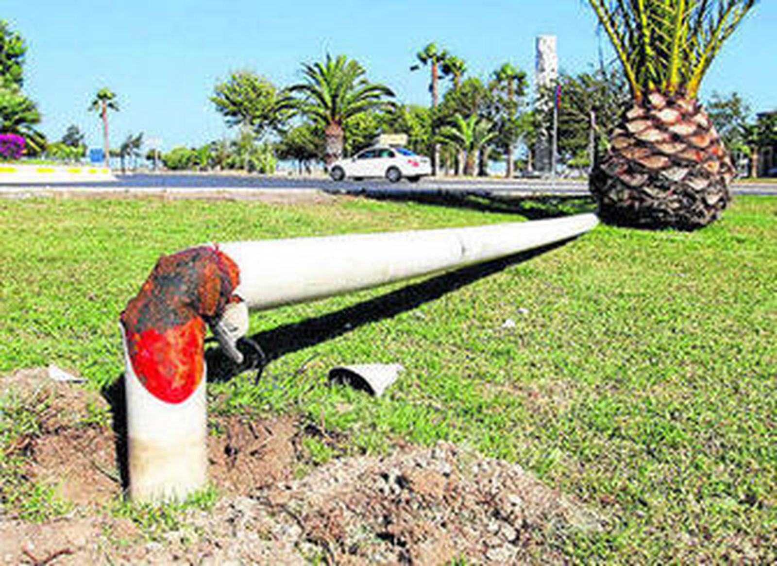 Una farola tumbada por el ventarrón en el polígono Urbisur.
