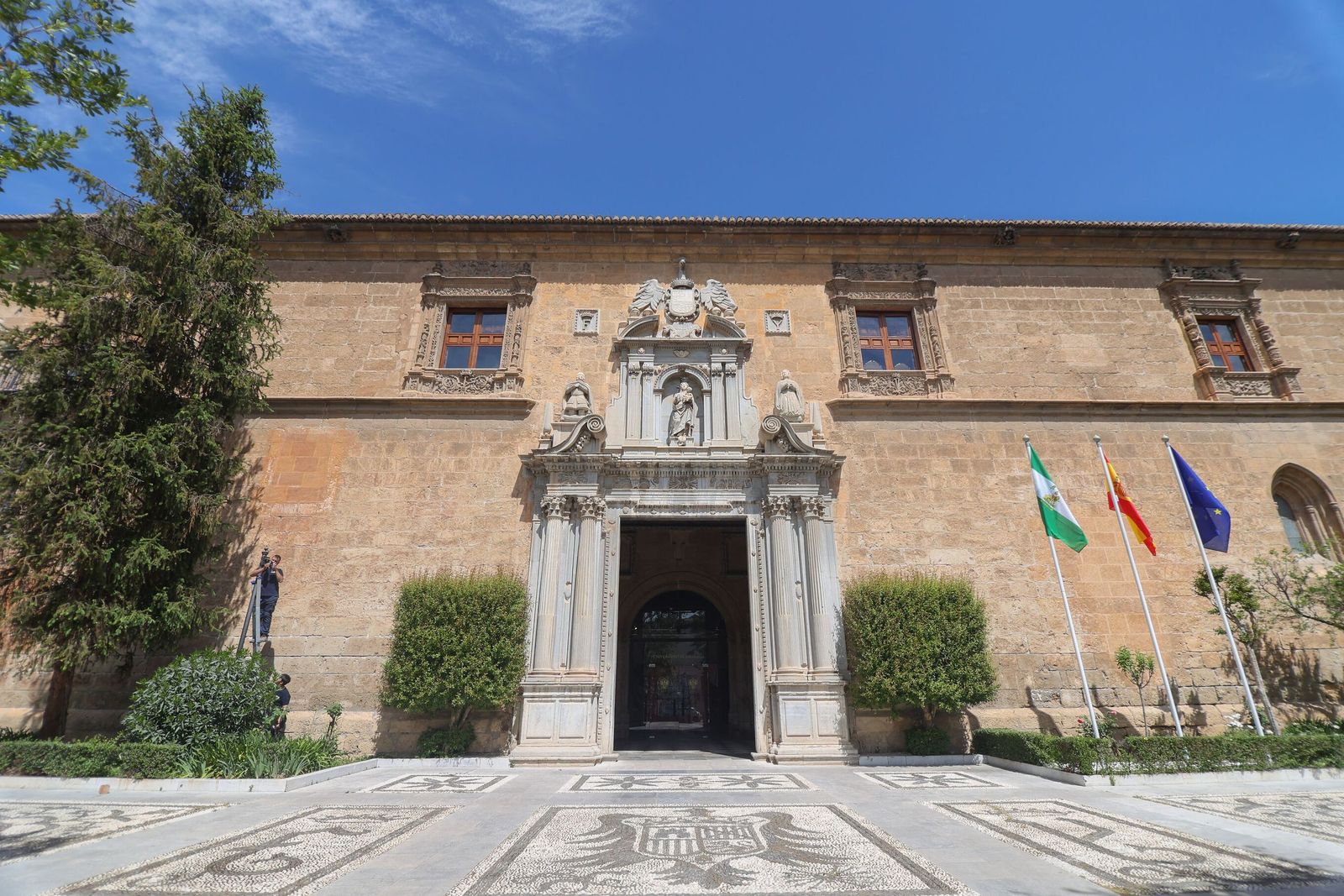 Entrada al Hospital Real, sede del Rectorado de la UGR.