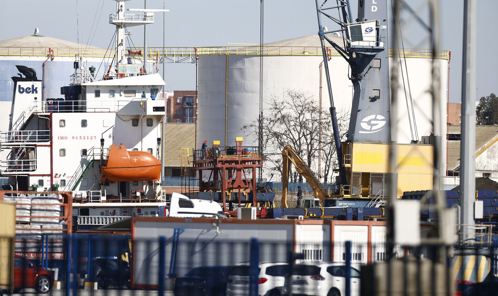 Uno de los barcos que ha traído los residuos tóxicos al Puerto de Sevilla, atracado este miércoles en el muelle Norte (Batán)..