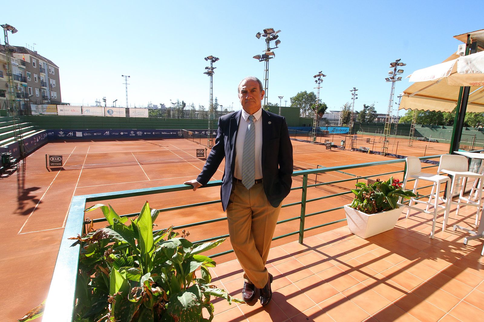 Jesús Jiménez Soria posa en la terraza del Recreativo de Tenis de Huelva.