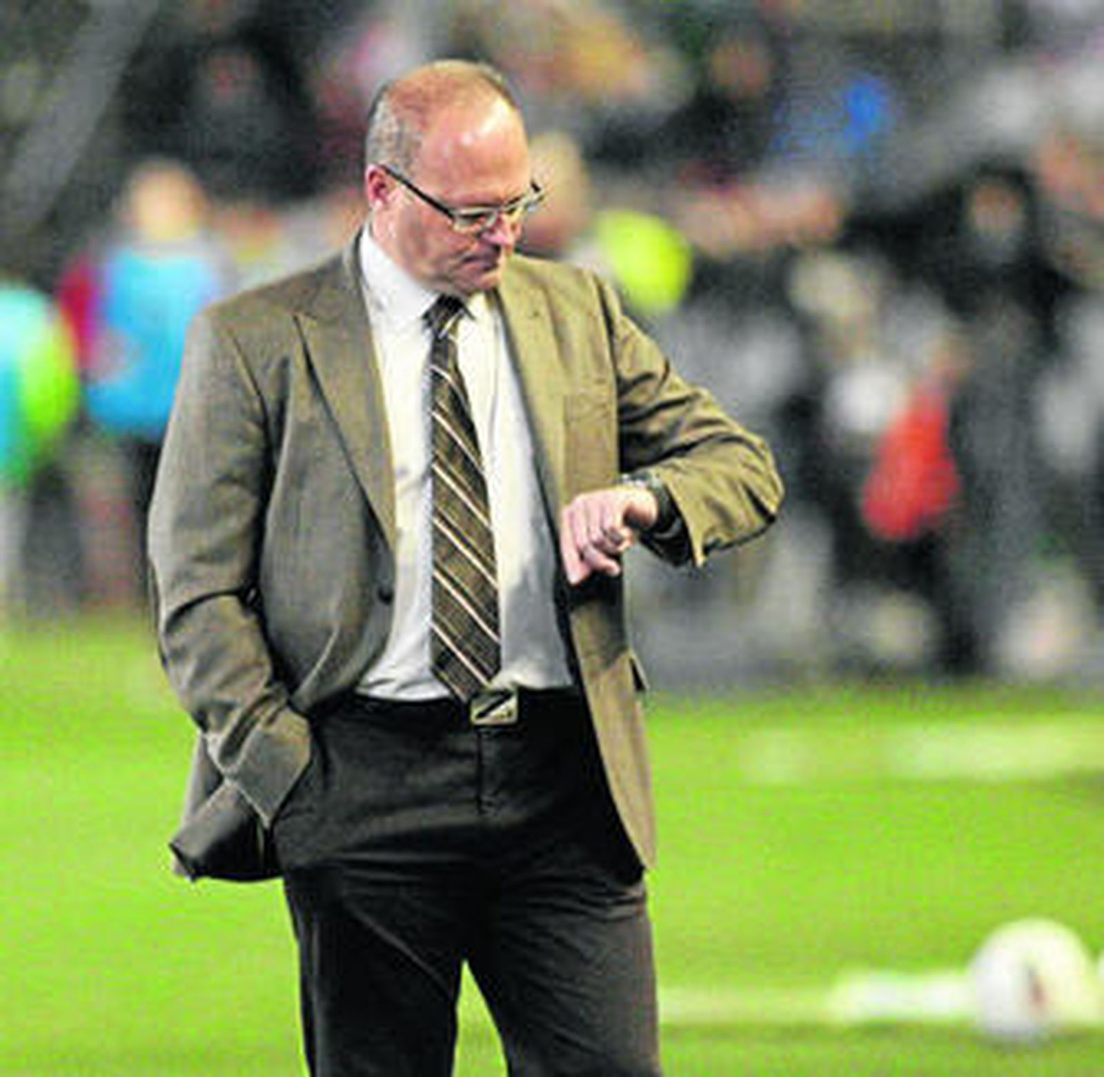 Pepe Mel mira la hora durante el encuentro del sábado ante el Athletic.