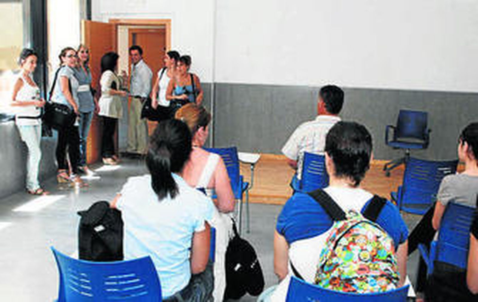El gerente José Manuel Pascual, el rector luso Salvato Trigo, el alcalde José Luis Calvillo y Salvador Pascual, unen sus manos ayer en Villamartín.