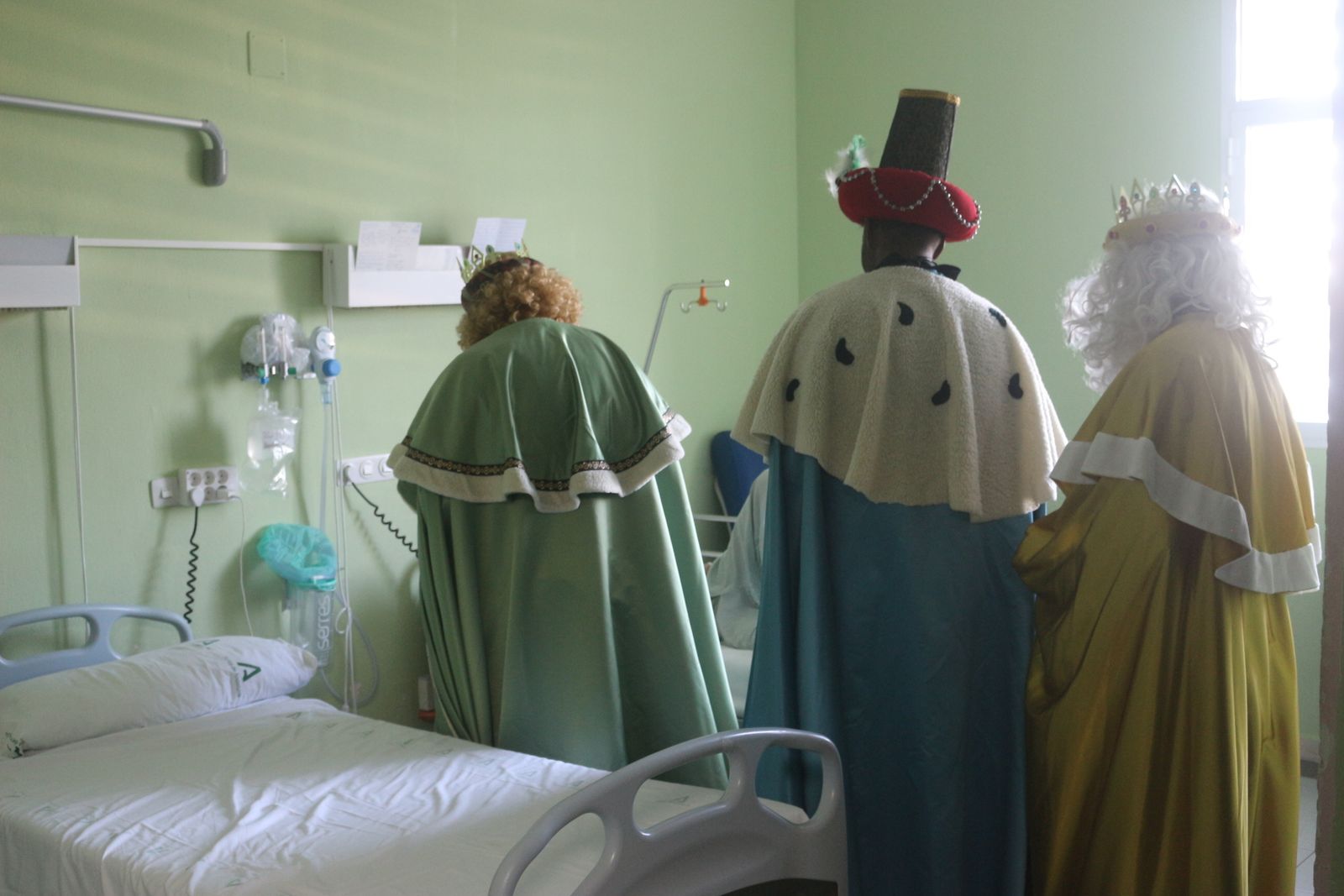 La visita de los Reyes Magos al Hospital de Puerto Real en imágenes