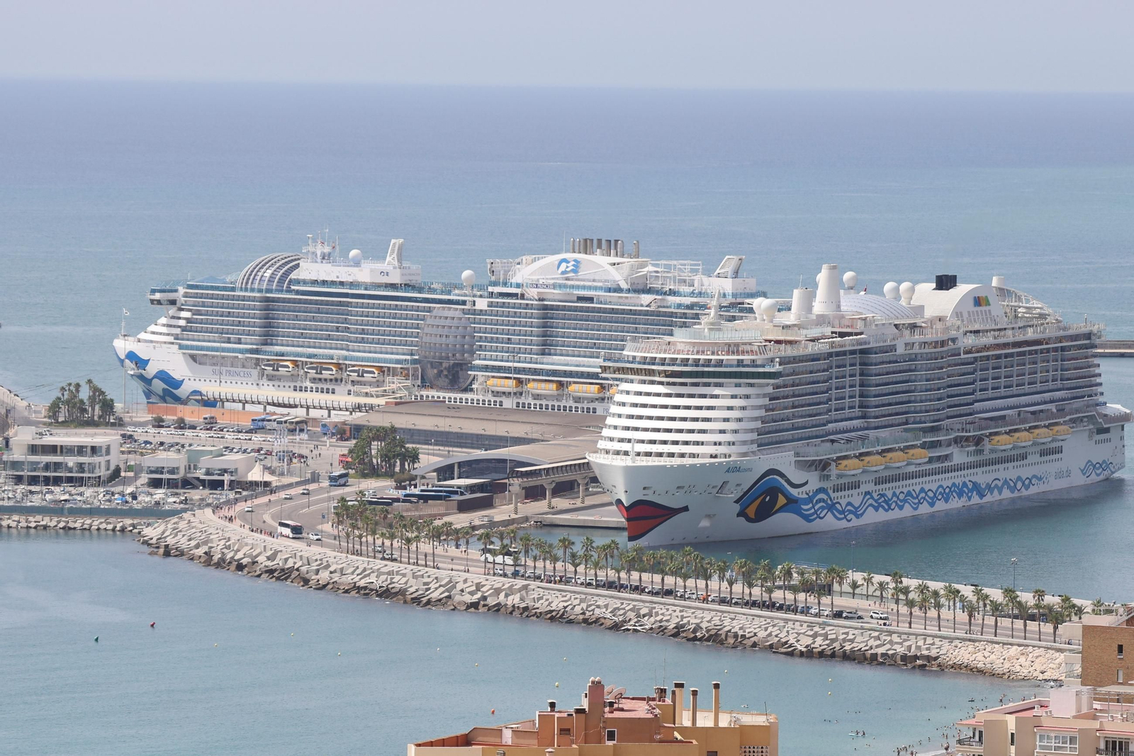 Aluvión de cruceristas en Málaga: 11.566 en un mismo día a bordo de dos buques