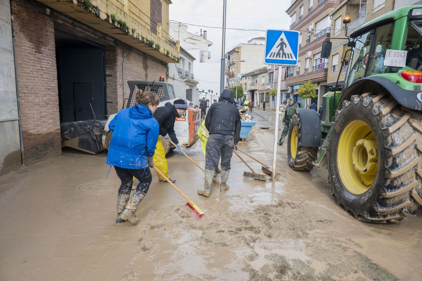 Vecinos achican el pasado viernes 6 de febrero agua en Huétor Tájar tras el paso de Leonardo.