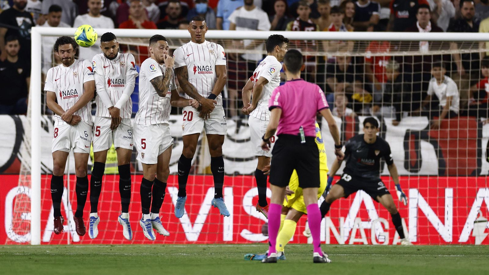 Lucas Pérez, tapado por Sánchez Martínez, lanza la falta que le dio el empate al Cádiz.