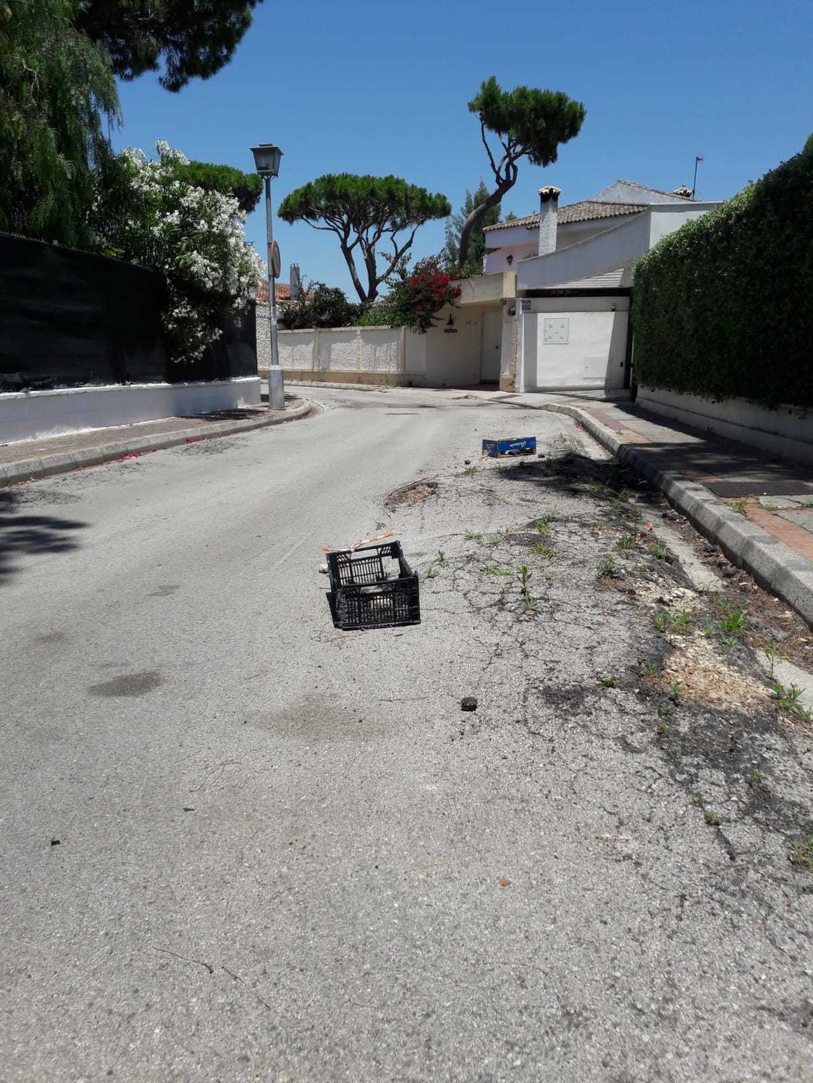 La calle Olvera, en Valdelagrana, cuya calzada y aceras siguen levantadas.
