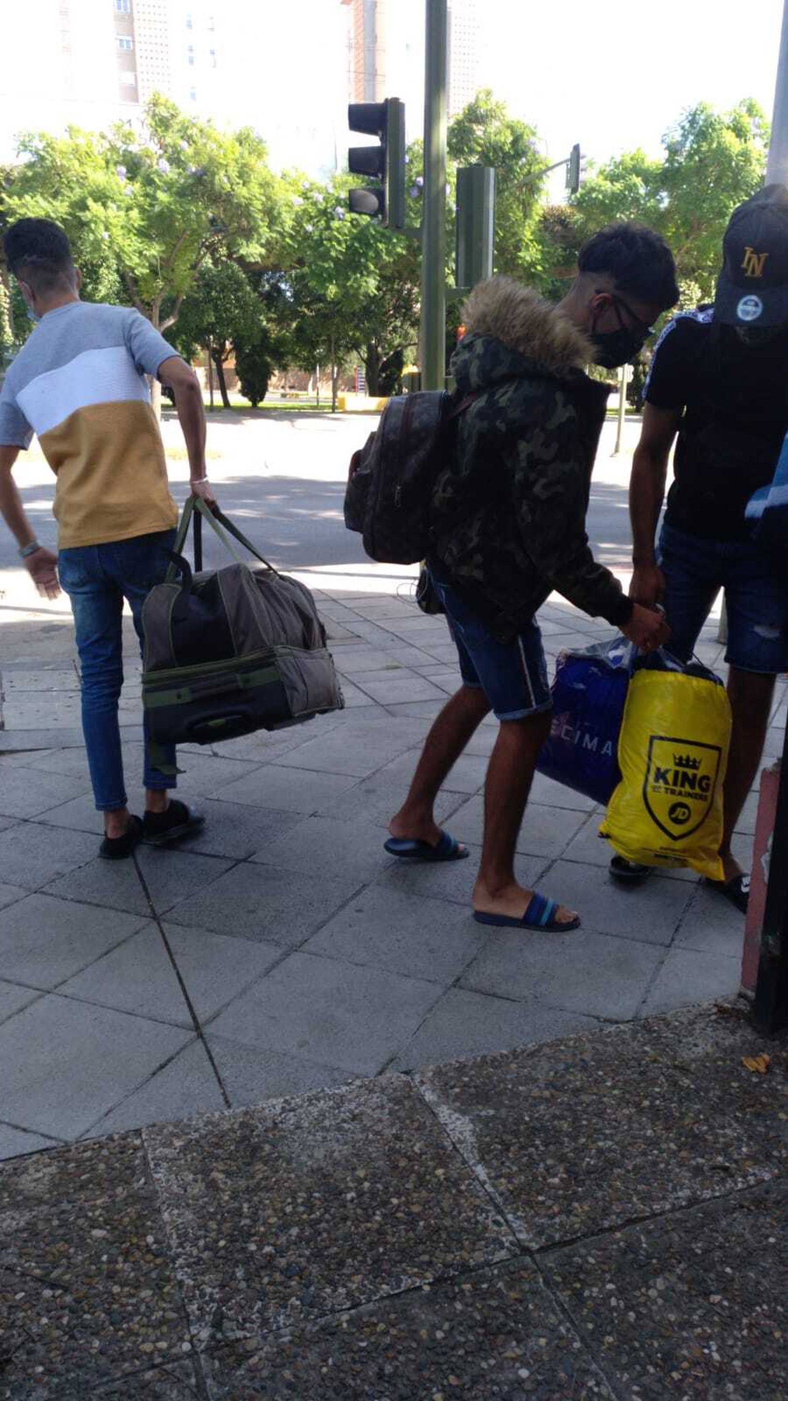 Los jóvenes okupas con sus pertenencias abandonan la vivienda.