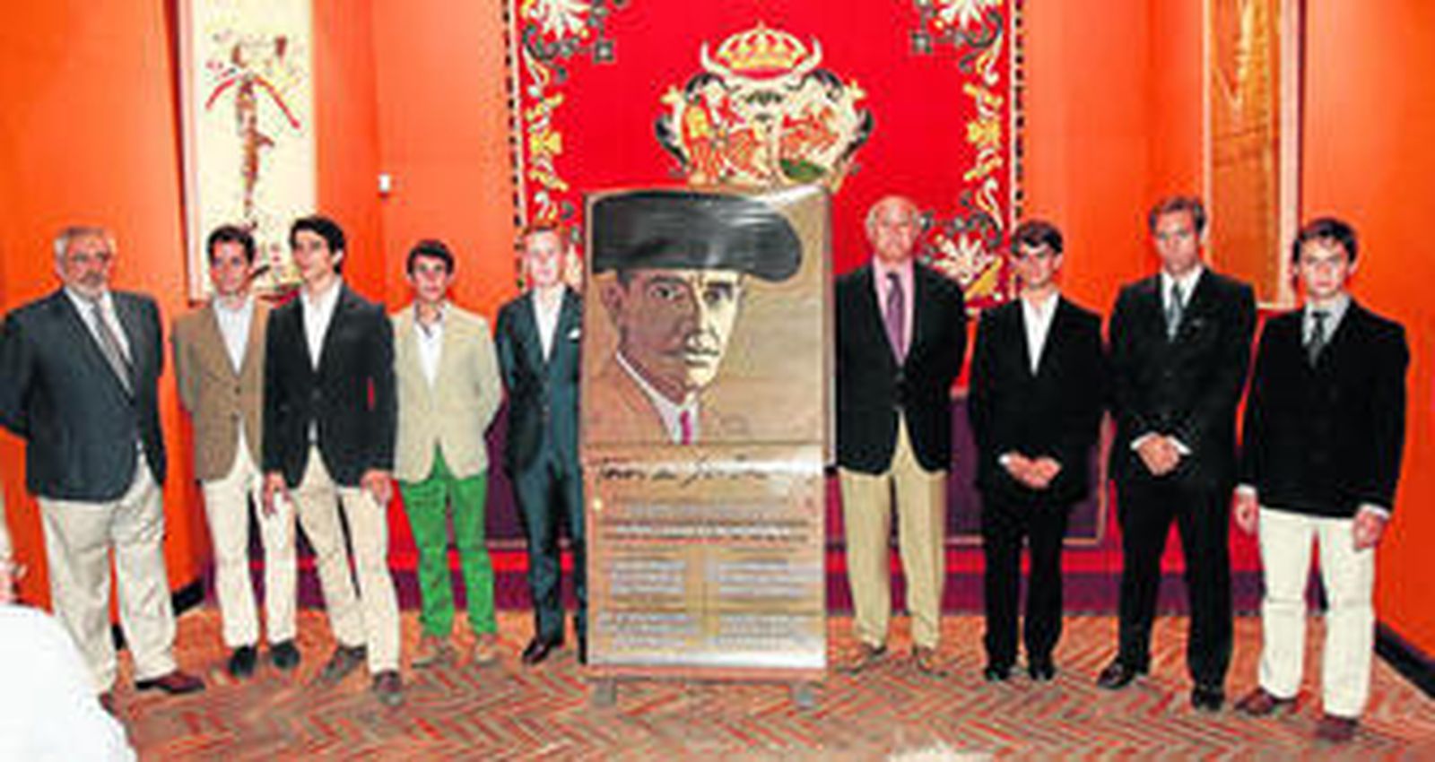 Eduardo Canorea -izquierda- y Ramón Valencia -próximo al cartel- junto a varios novilleros del ciclo que harán su presentación en Sevilla.