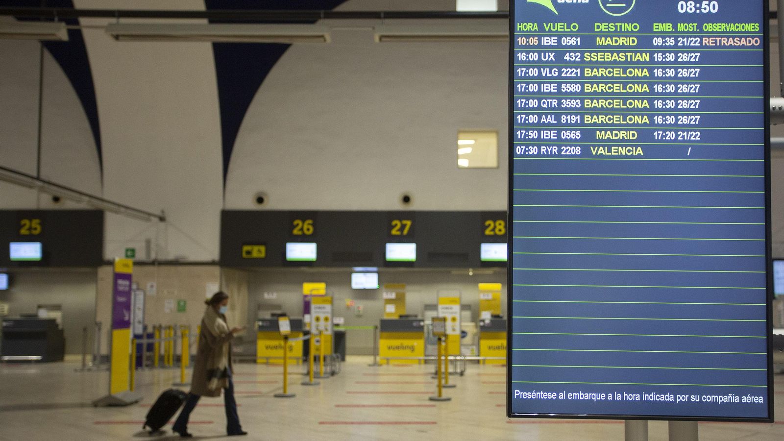 Escasa actividad en los paneles del aeropuerto.