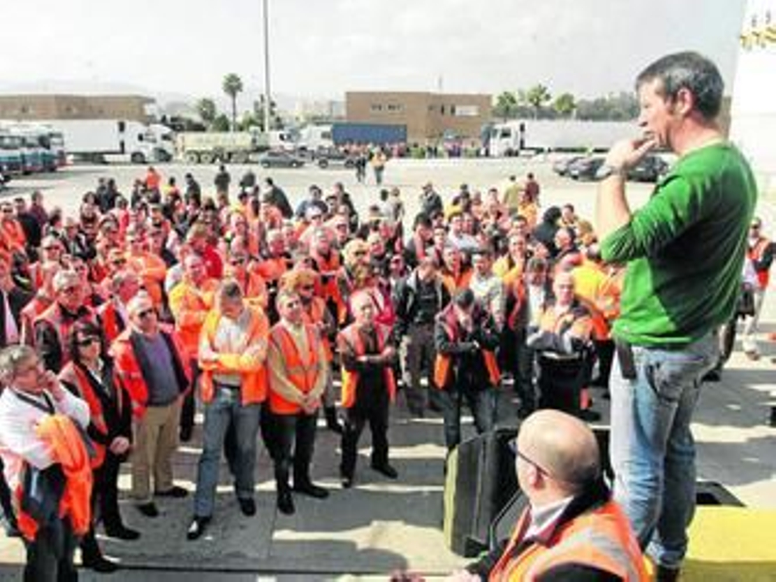 El presidente del comité de Maersk España, Pablo Bianchi -a la izquierda-, durante el paro del pasado 10 de febrero.