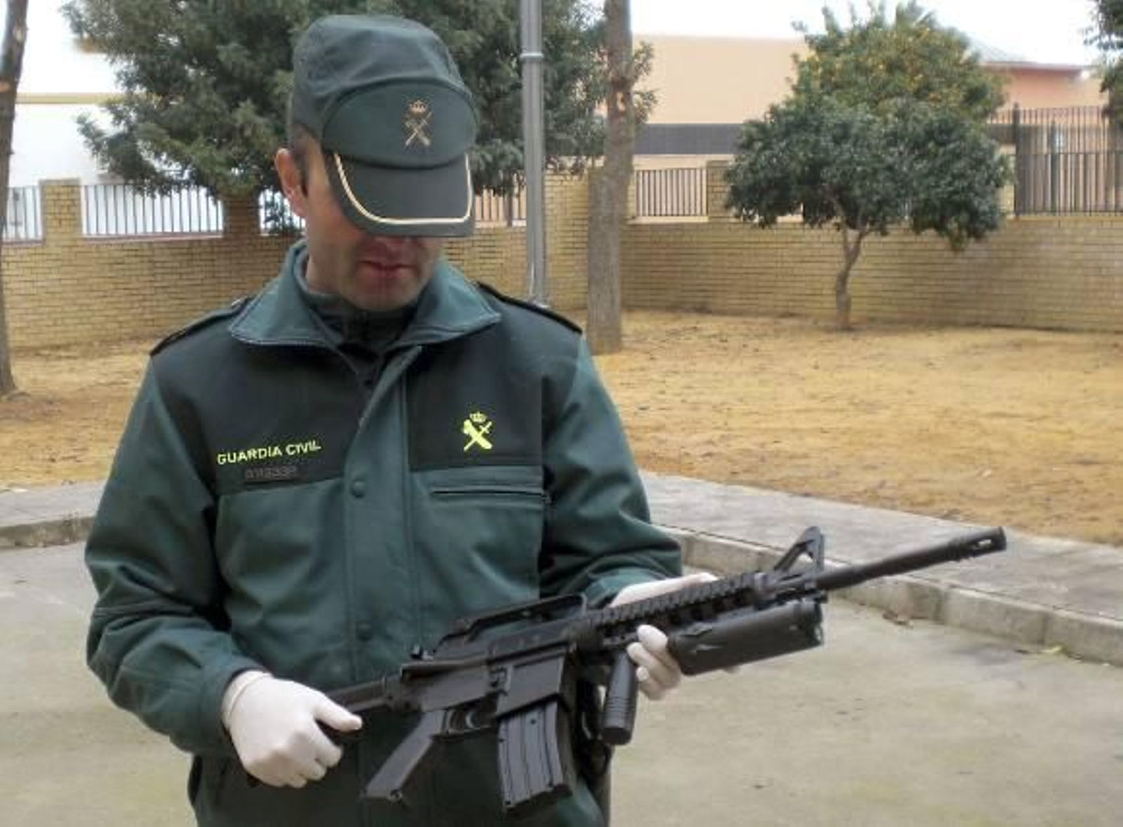 Apuñala a un mensajero y se parapeta con un subfusil simulado