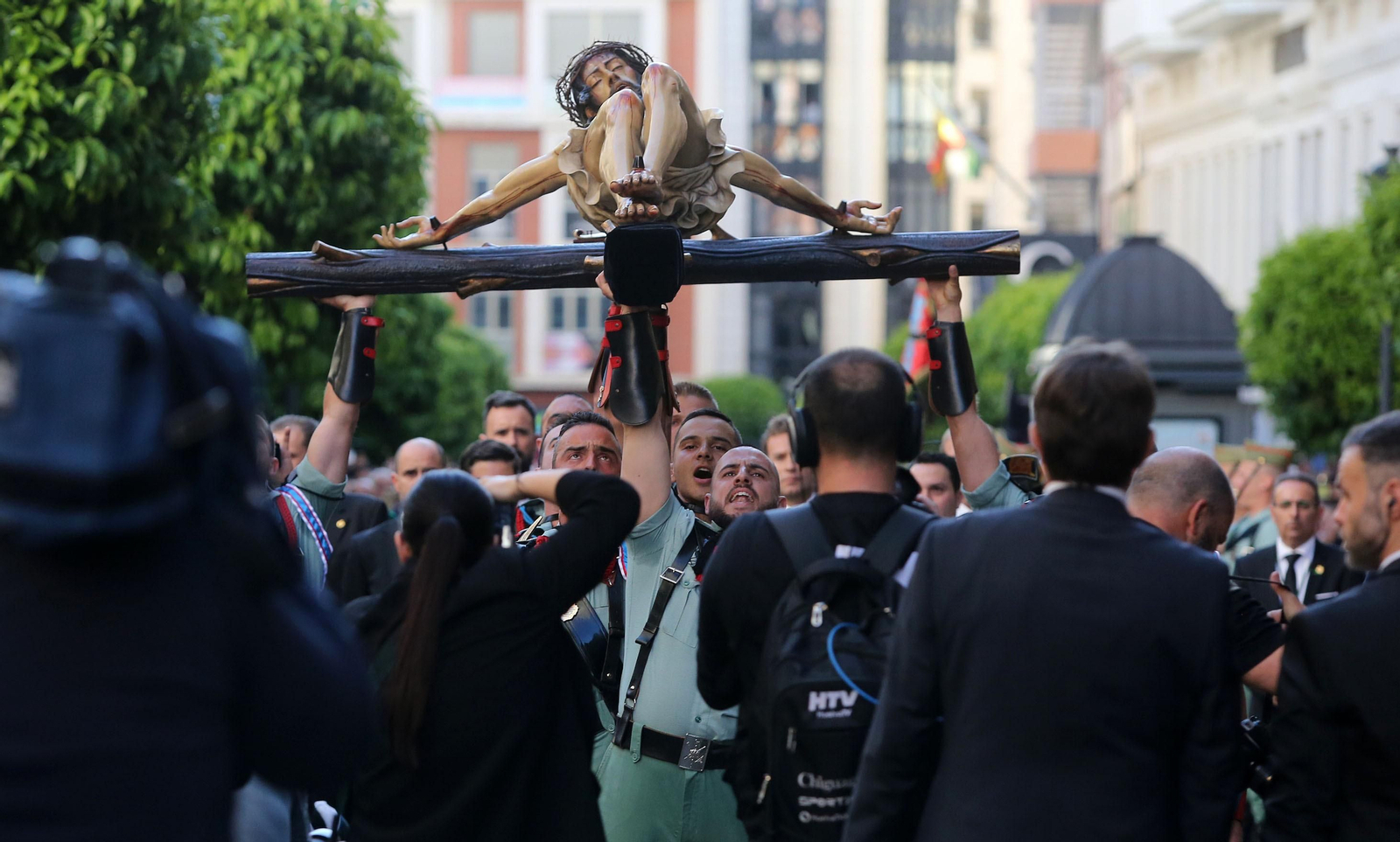 Procesión del Cristo de la Vera Cruz, escoltado por la Legión en las calles de Huelva