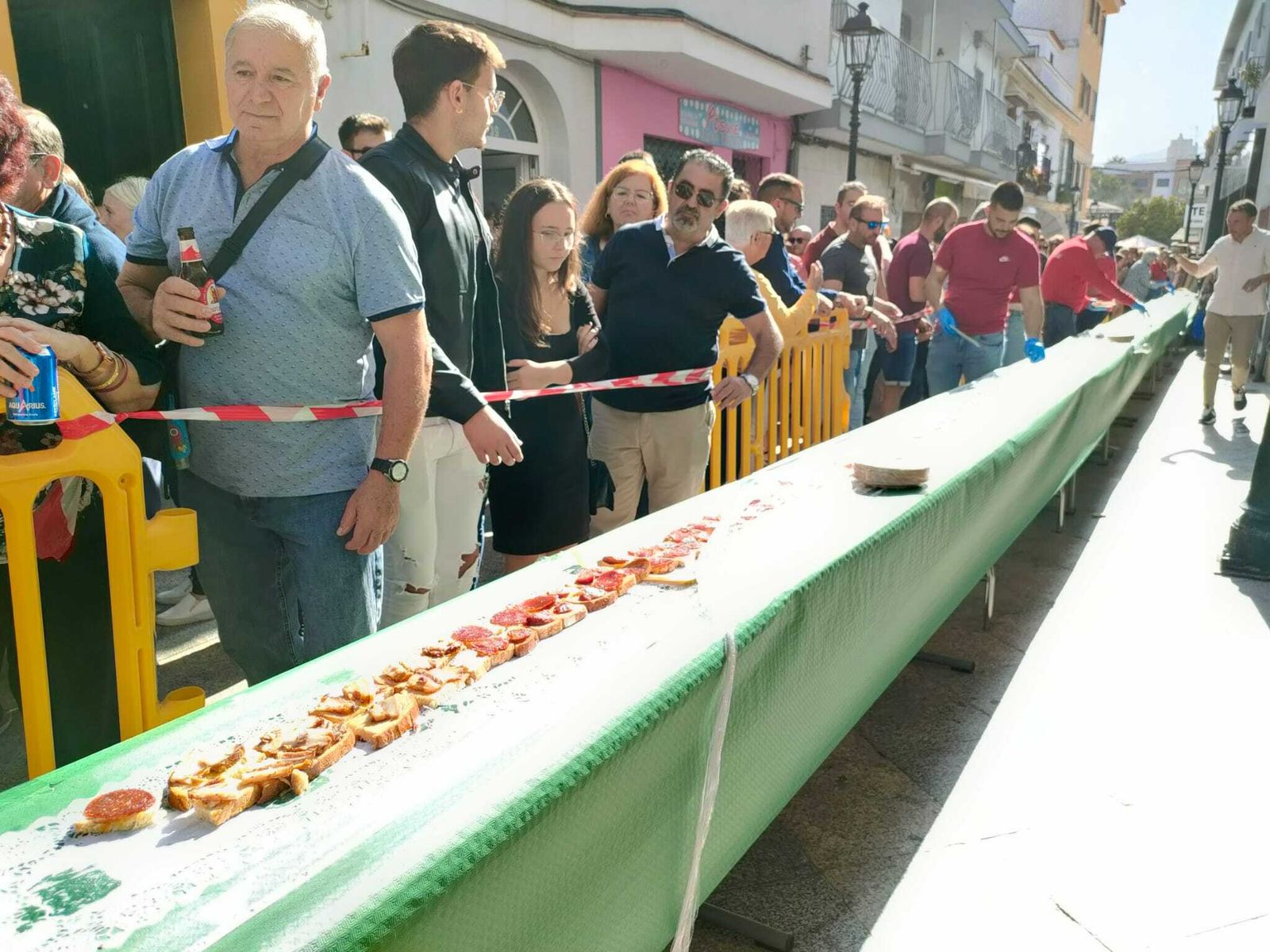 Fotos de la tosta ibérica de más de 150 metros preparada en Los Barrios