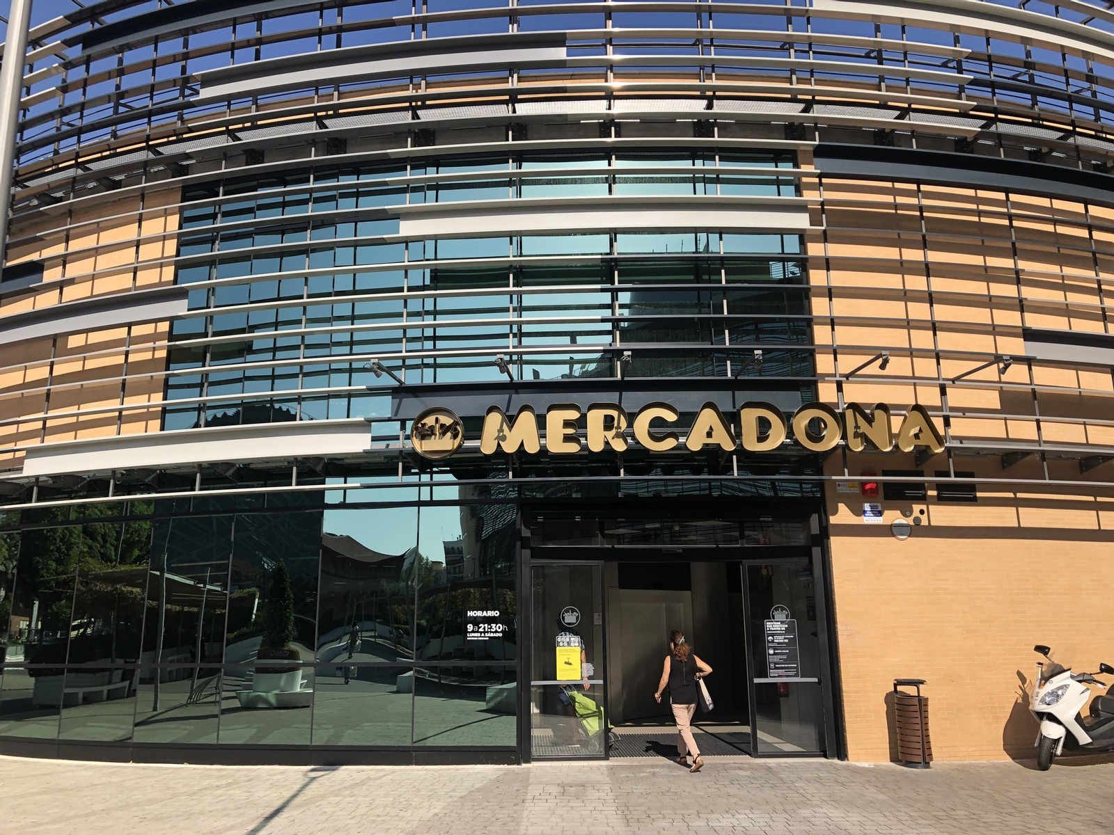 Entrada de la tienda de Mercadona en Plaza de Armas.