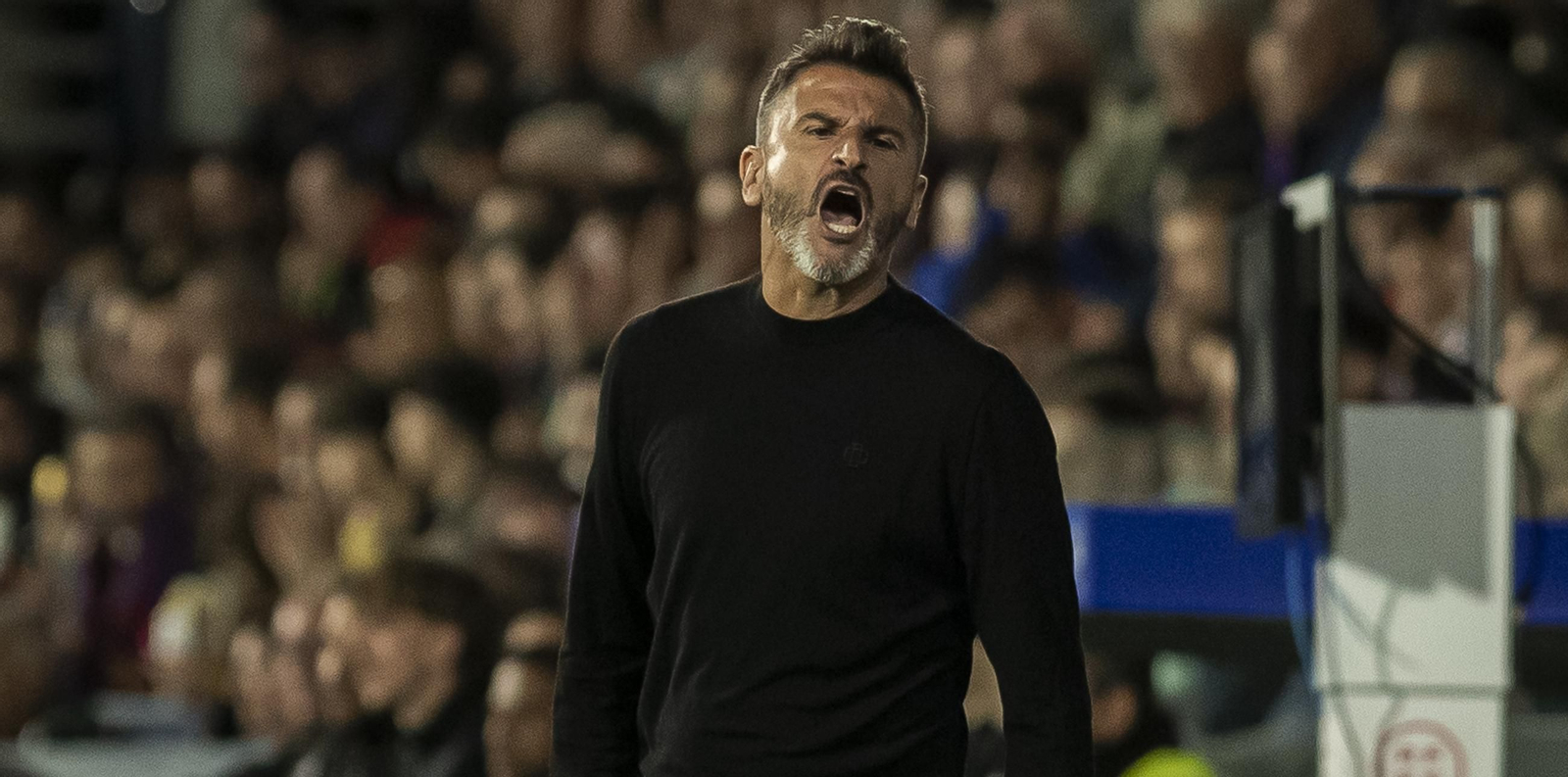 Iván Ania, visiblemente enfadado en un momento del Huesca - Córdoba CF.