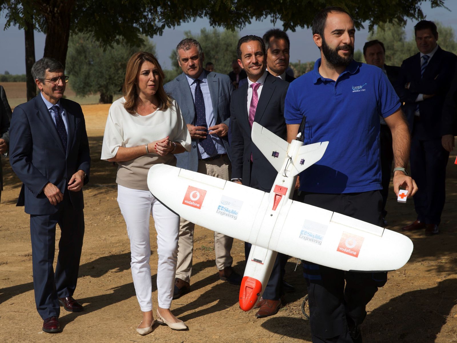 El presidente de Vodafone España, Francisco Román, la presidenta de la Junta, Susana Díaz, el consejero de Empleo, Javier Carnero, el director de Red de Vodafone, Yago Tenorio, y el de Vodafone en Andalucía, Antonio Fernández, tras el vuelo del dron.
