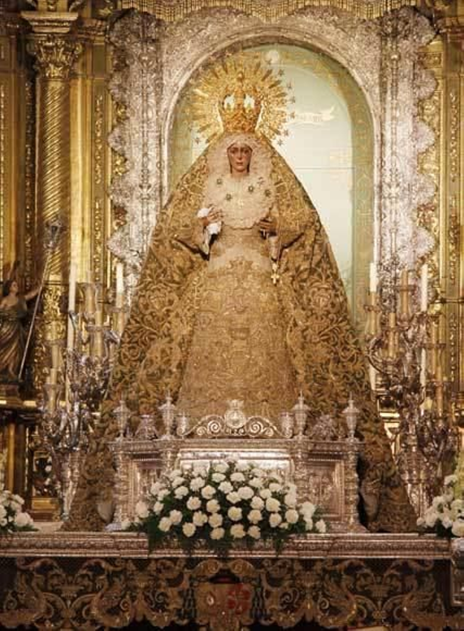 La Macarena ya luce en su paso procesional