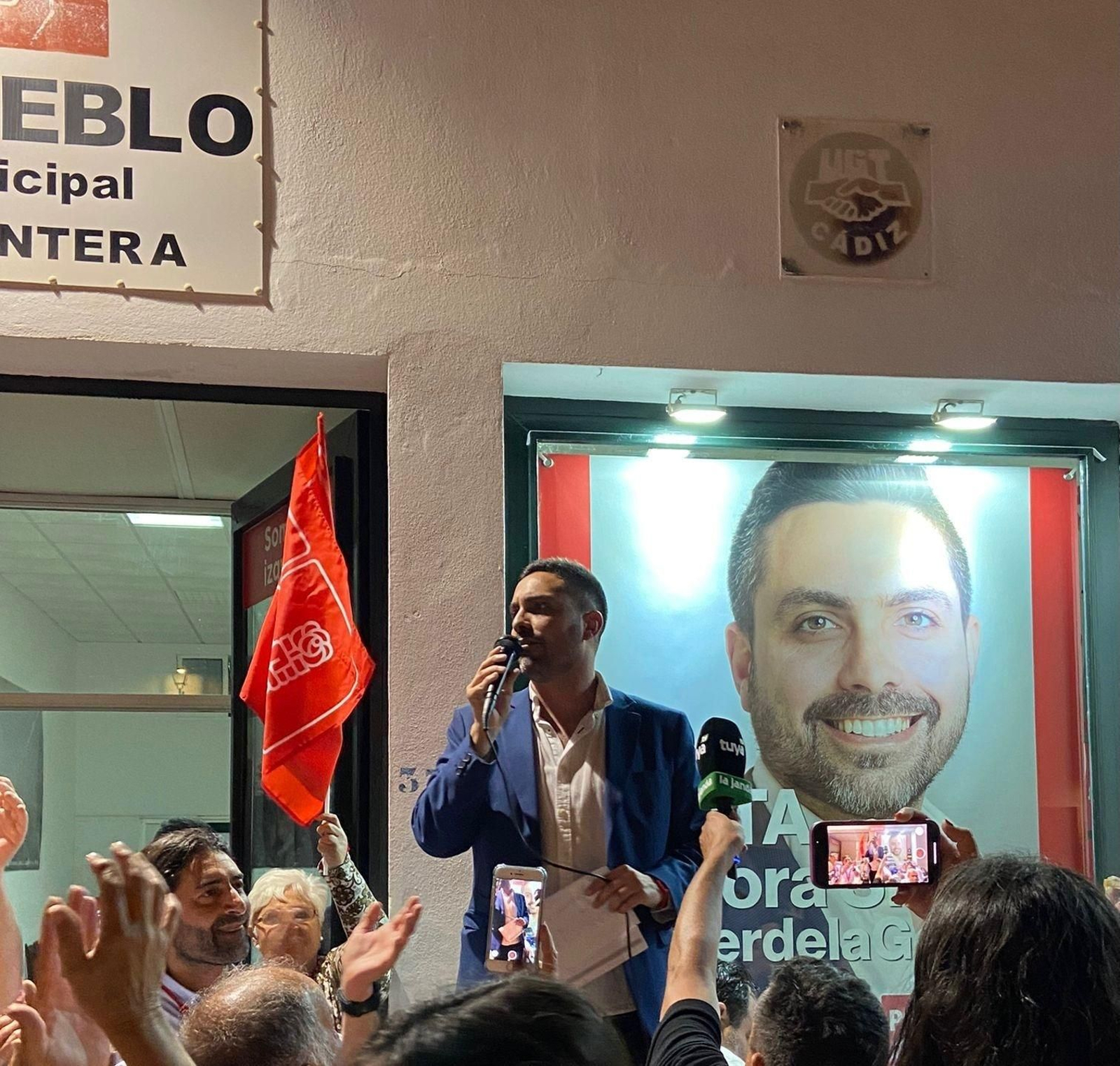 Antonio González, a las puertas de la sede del PSOE, agradece el respaldo logrado.