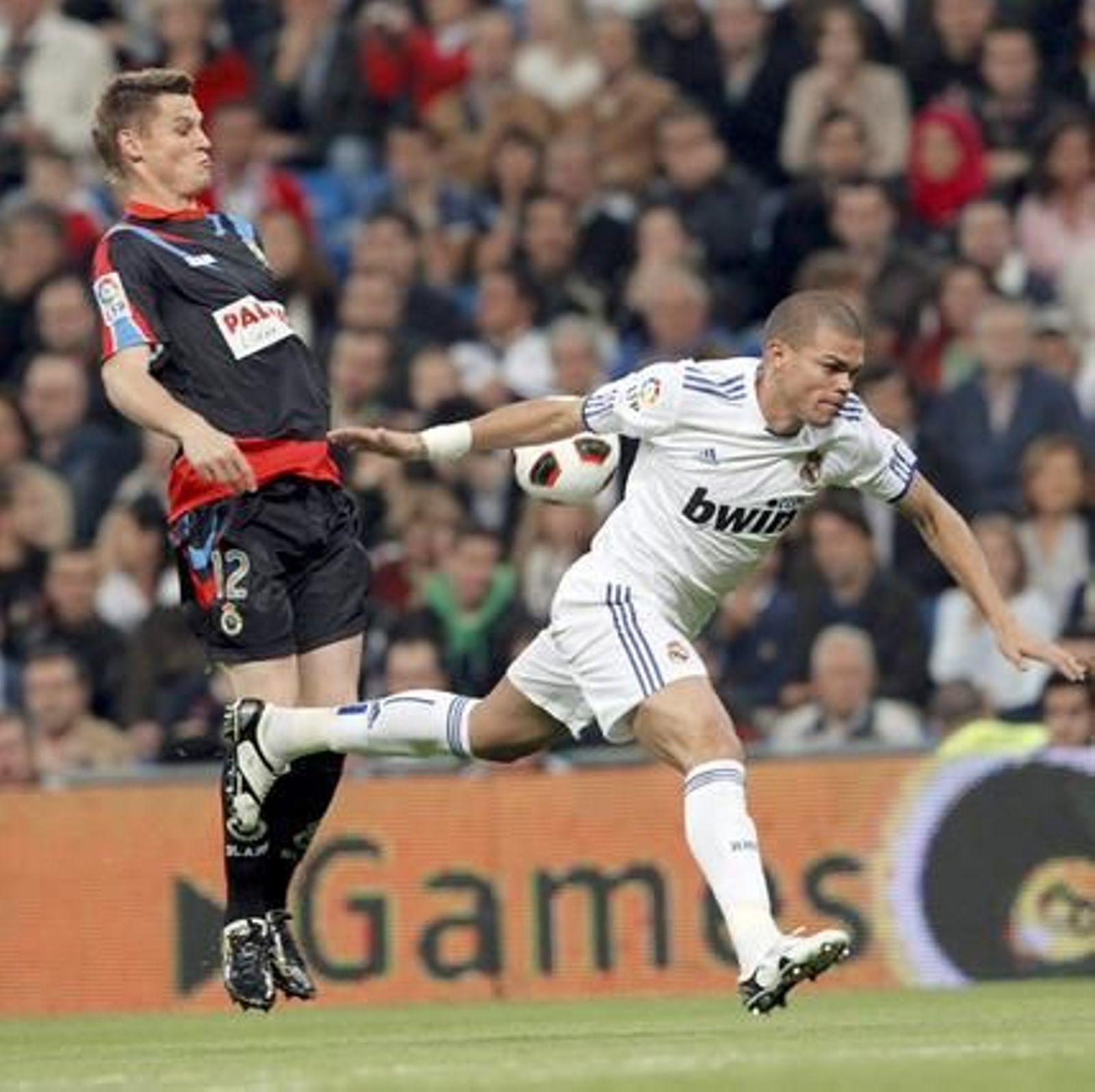 El Real Madrid golea 6-1 al Racing en casa con cuatro goles de Ronaldo. / EFE