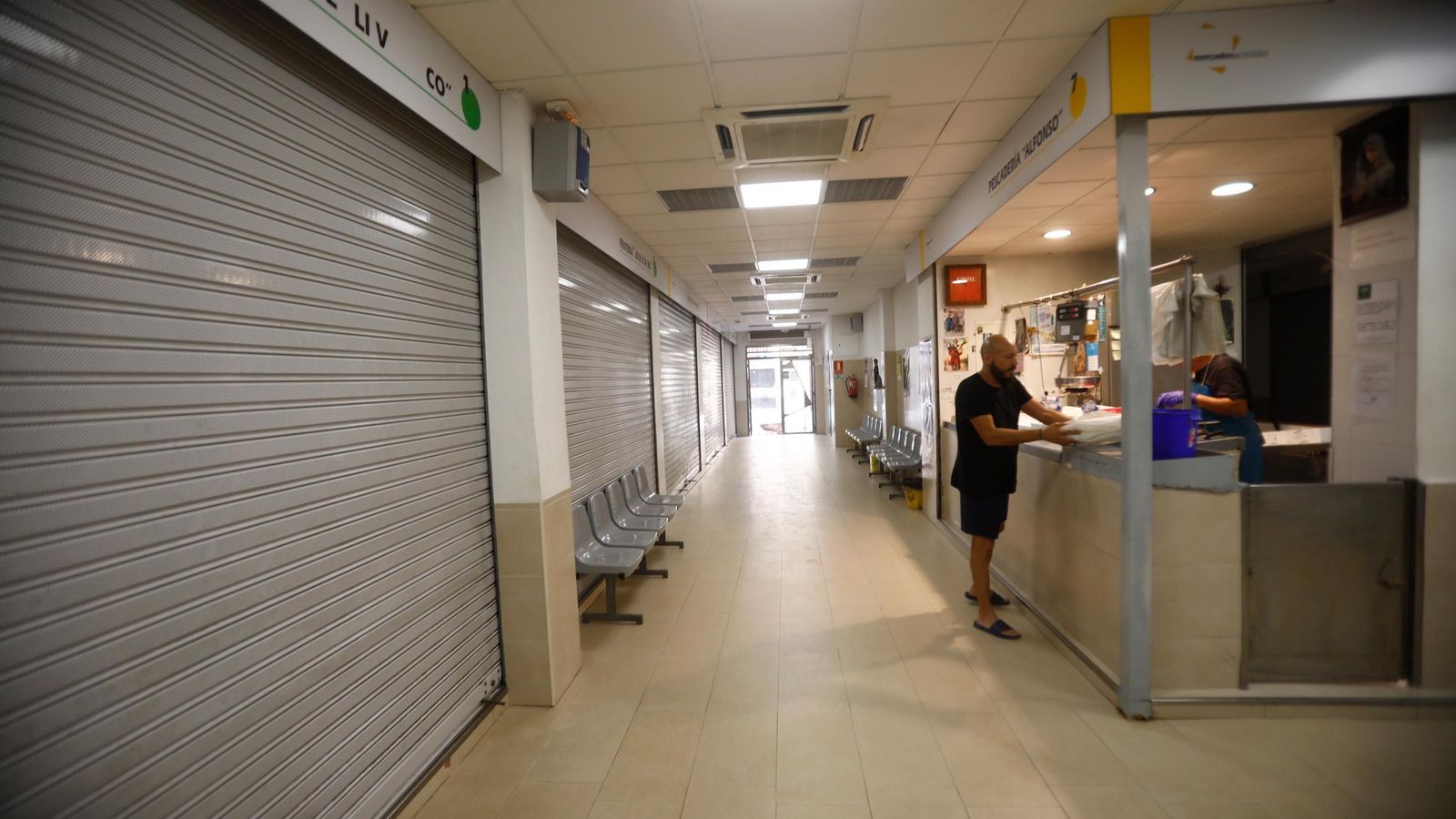 La pescadería de Alfonso García es el único puesto que queda abierto en el Mercado Municipal de Huerta de la Reina
