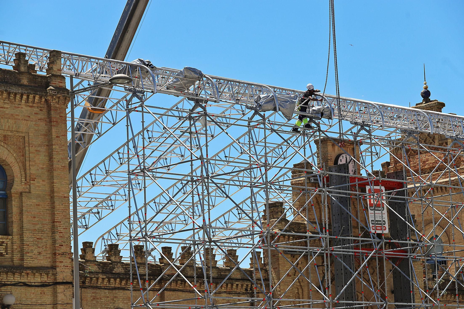 Imágenes del montaje del techo de la antigua estación de trenes de Huelva