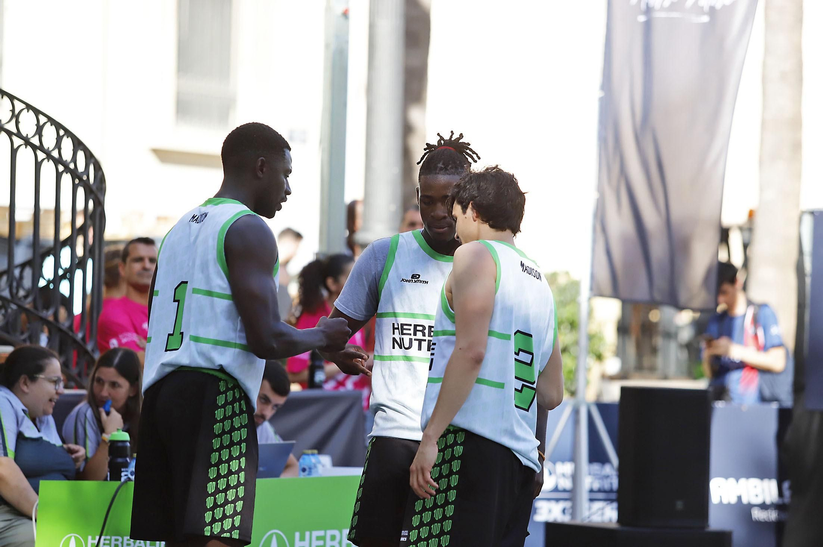 Imágenes del circuito Herbalife 3x3 de baloncesto en la Plaza de Las Monjas de Huelva