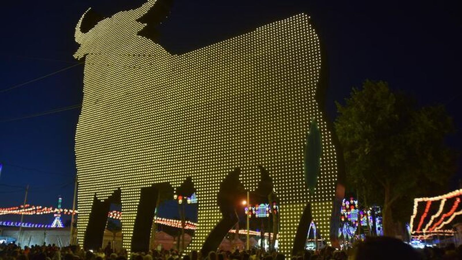 El toro de Osborne más grande del mundo está ubicado en la Portada de Las Banderas