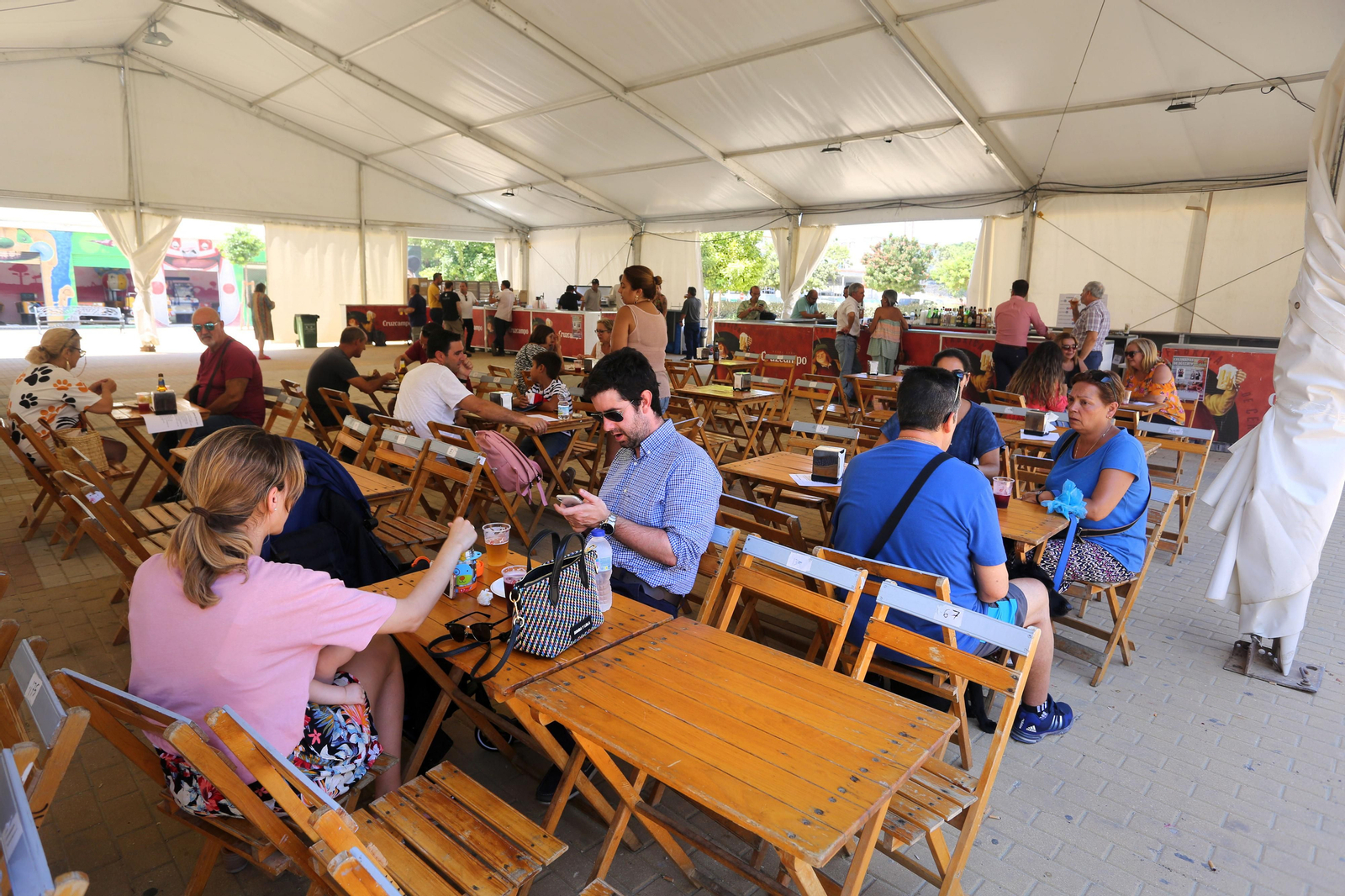 Imágenes del ambiente de Jueves en las Colombinas de día de Isla Chica