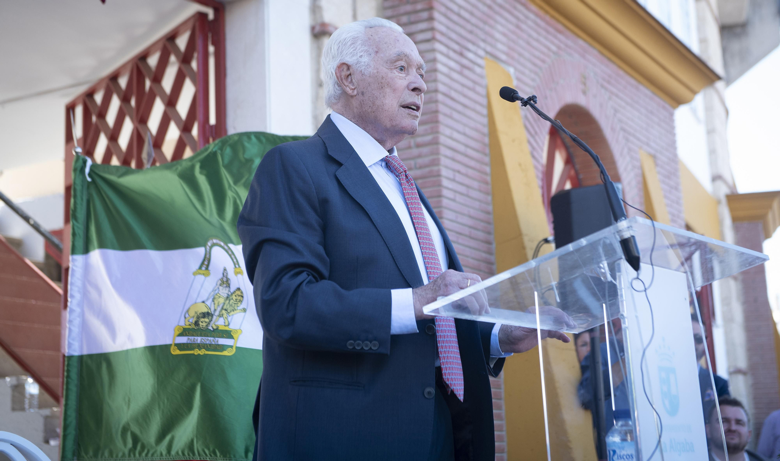 La Inauguración del monumento a Curro Romero en la plaza de toros de La Algaba, en imágenes