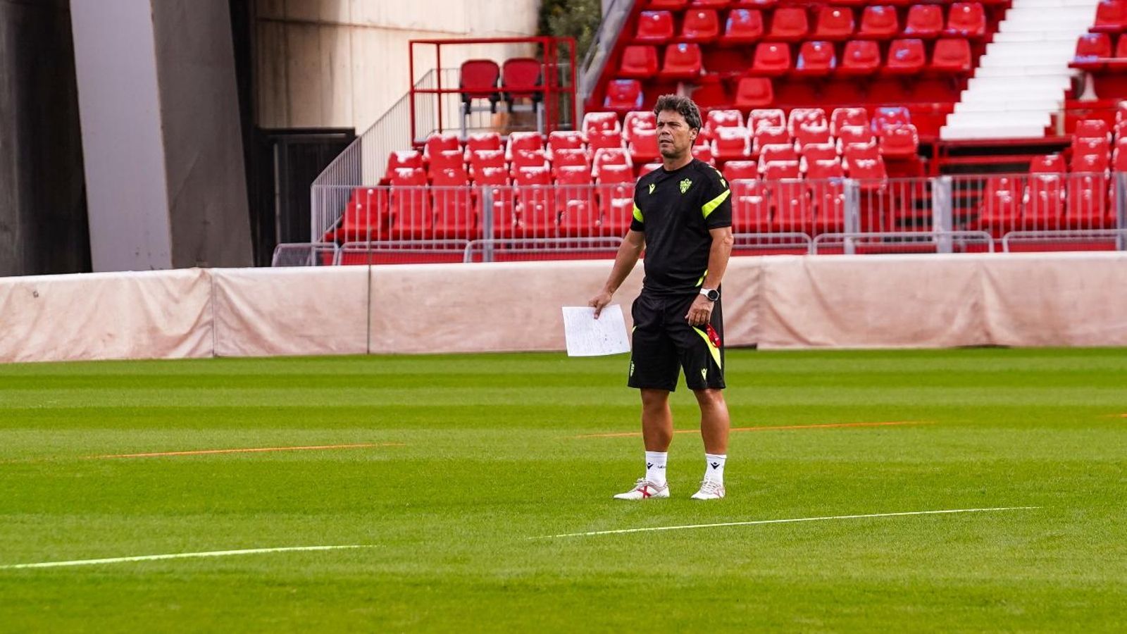 El entrenador de Vilassar de Mar sigue de cerca a sus futbolistas en el UDA Stadium.