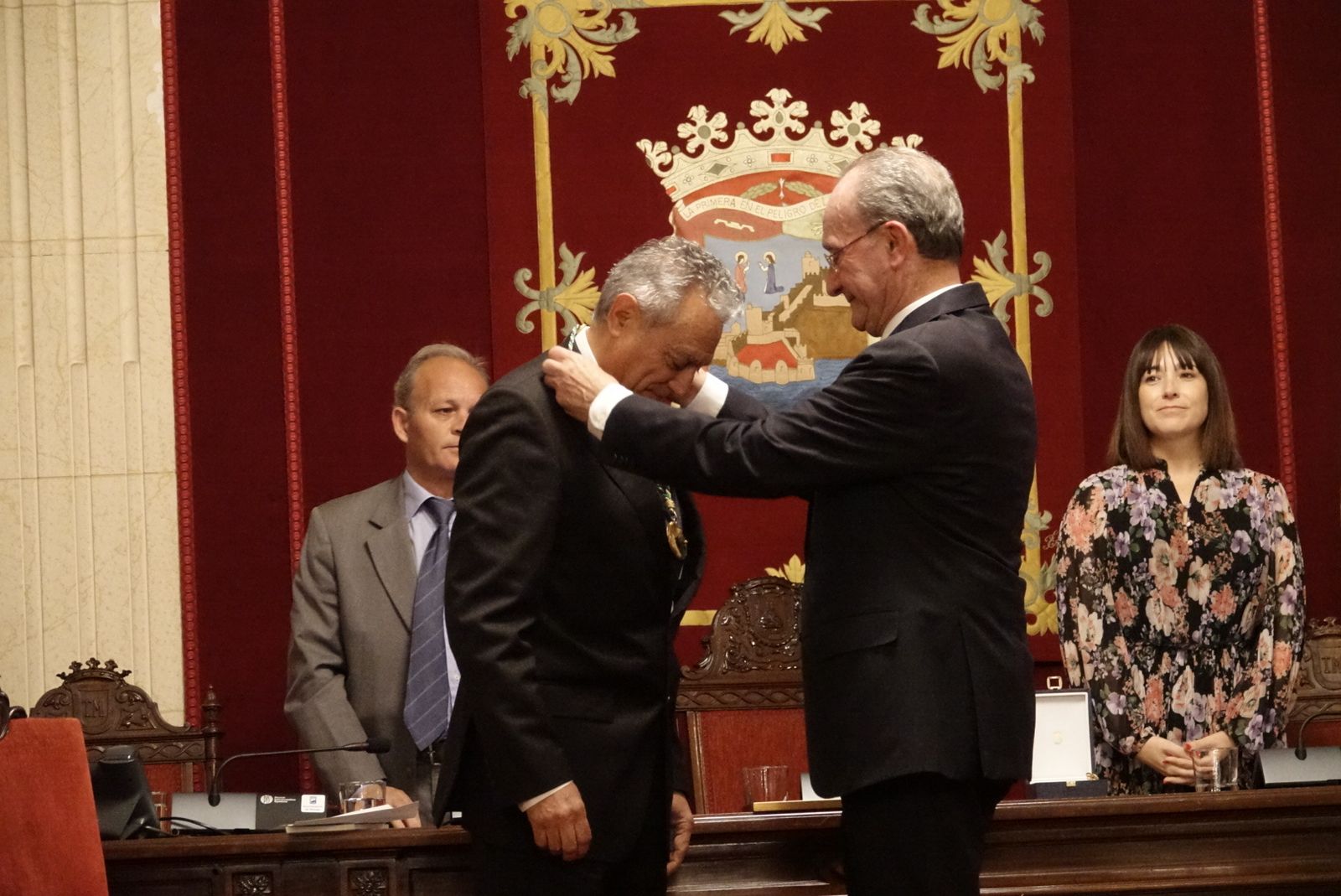 Momento en el que el alcalde pone la medalla a Isidro Prat.