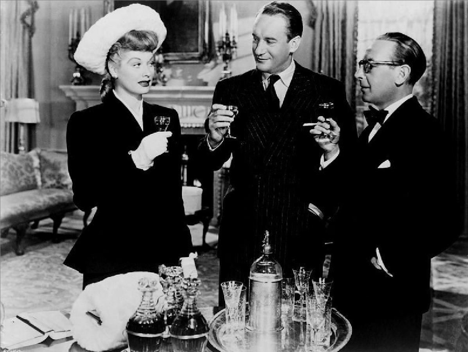 Tres amigos brindan con jerez en 'El asesino poeta'.