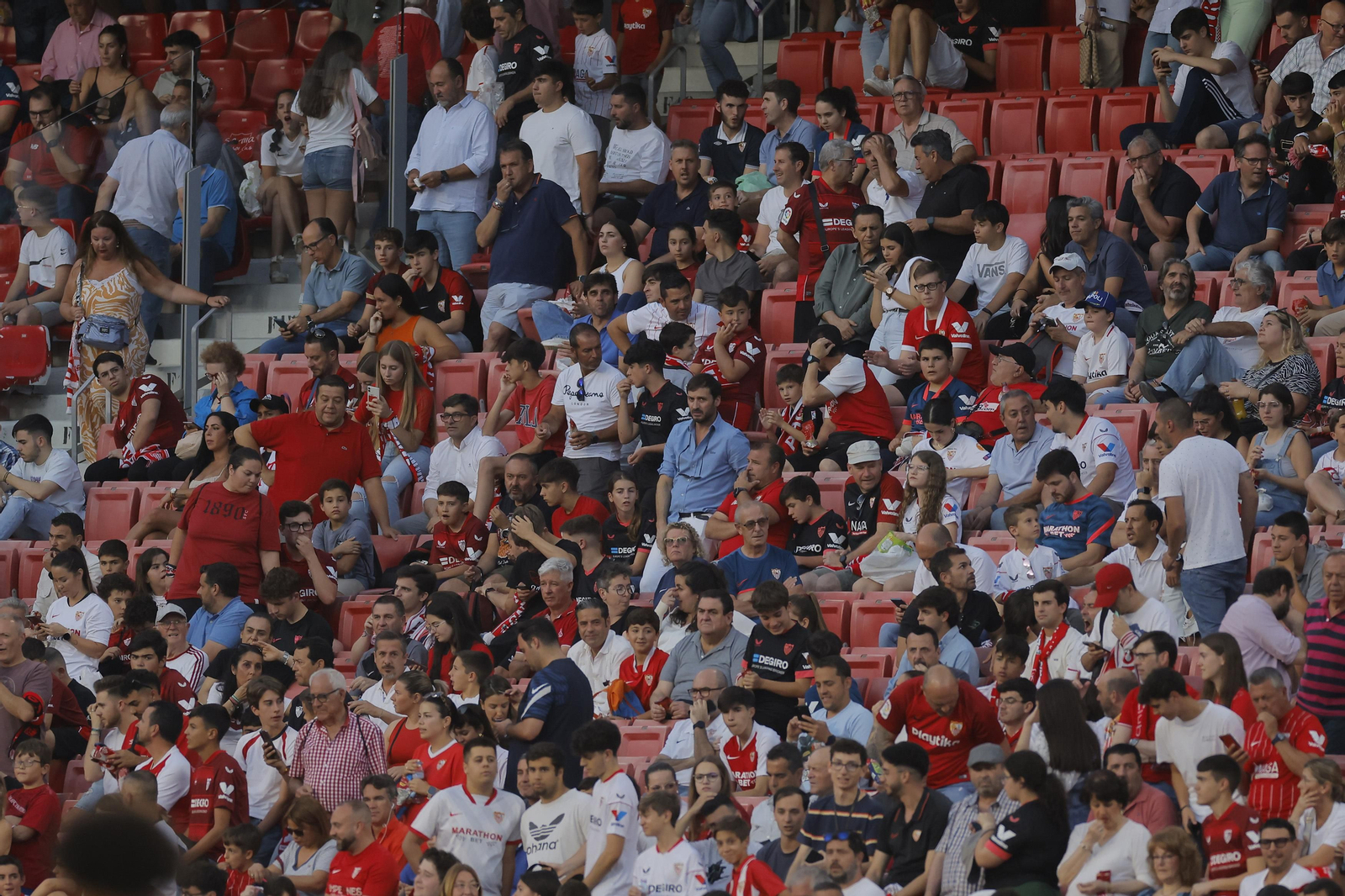 Búscate en las fotos del Sevilla-Girona