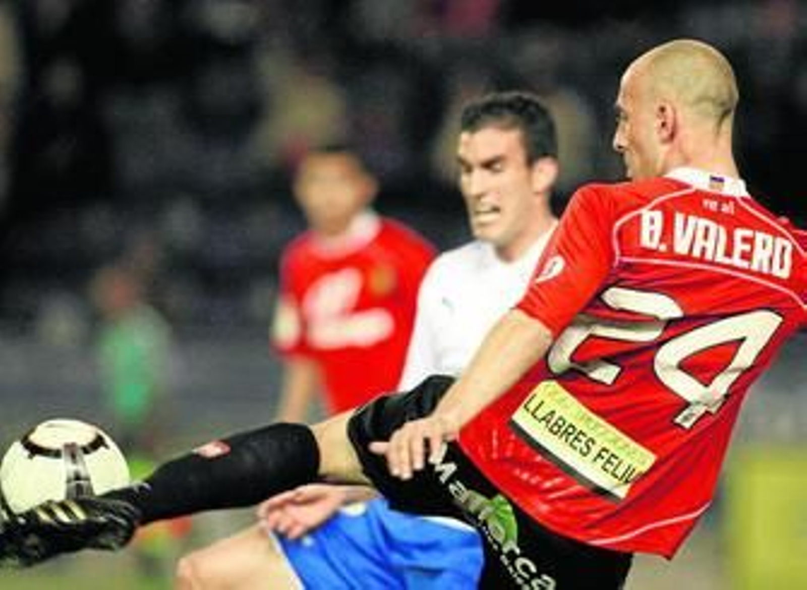 Borja Valero golpea con la pierna izquierda delante de Alfaro.