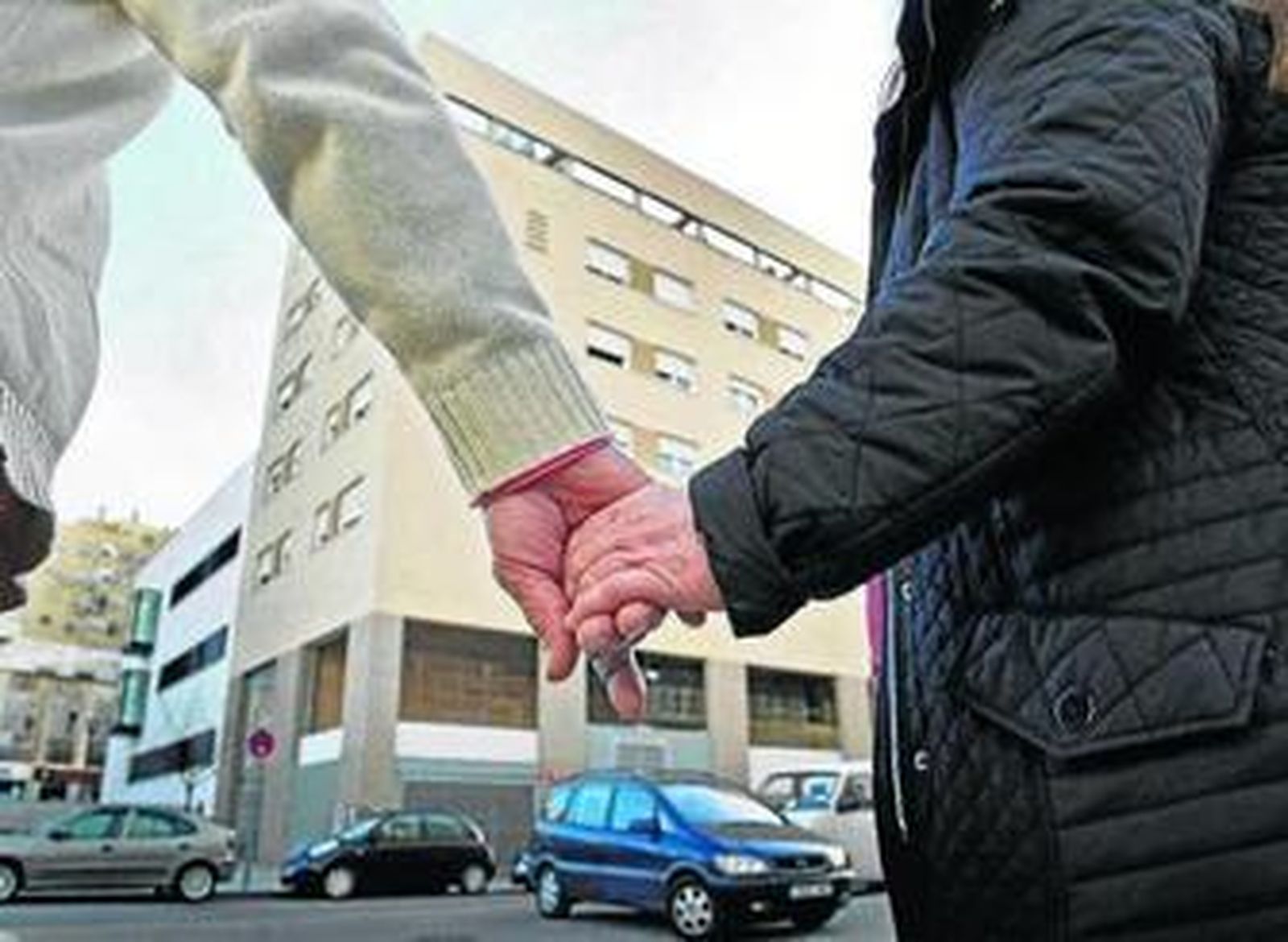 Al fondo, una imagen del edificio donde viven estas familias en muy malas condiciones.