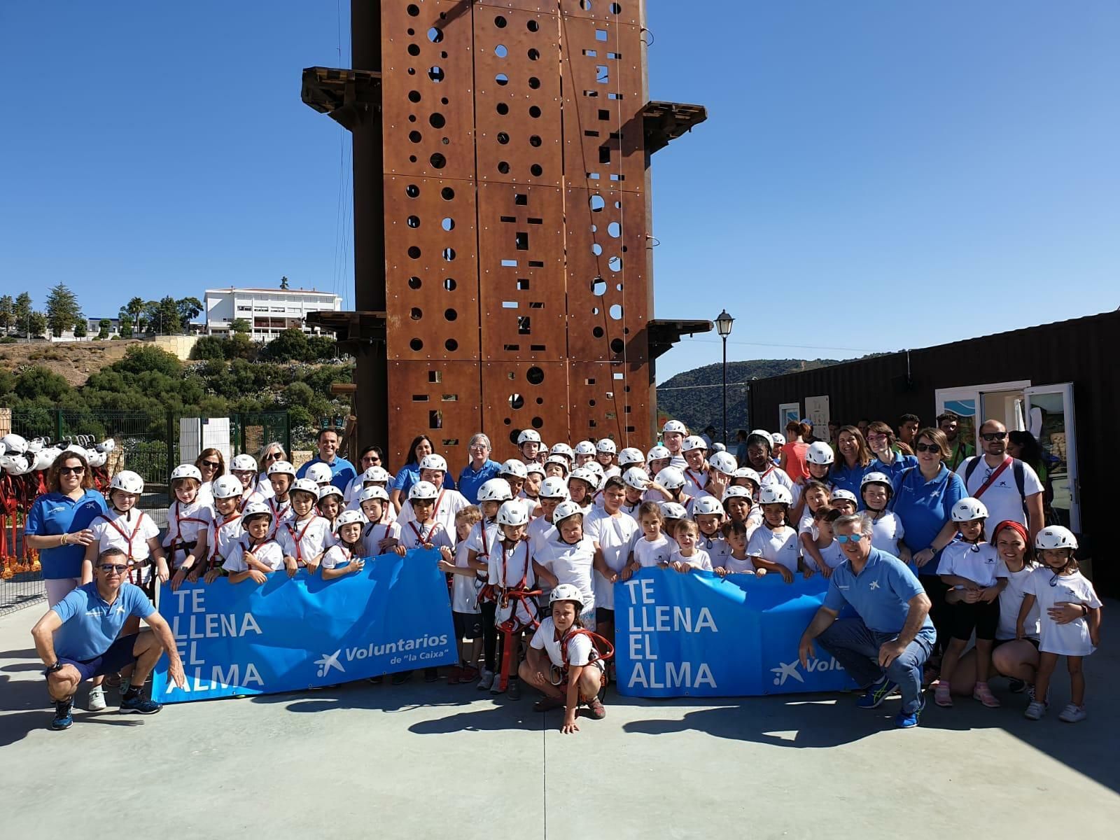Voluntarios de la Caixa acompañan a los niños.